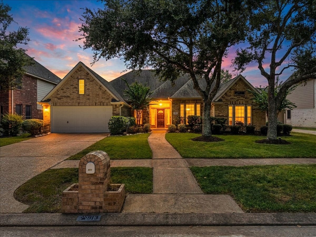 913 Elm Pointe, League City, TX 77573 Welcome to 913 Elm Pointe Lane!