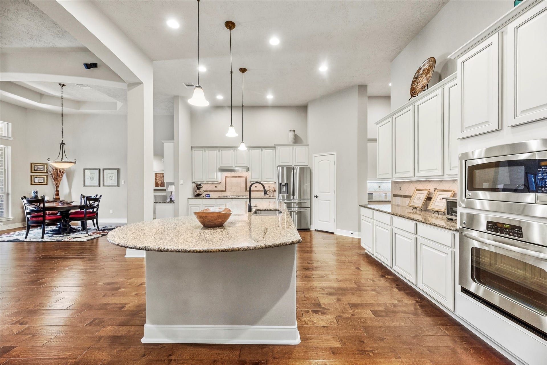 8623 Crescent Spur Drive, Richmond, TX 77406 The heart of the home. A light filled kitchen with crisp white cabinetry, a generous island and stainless appliances delights any home chef.