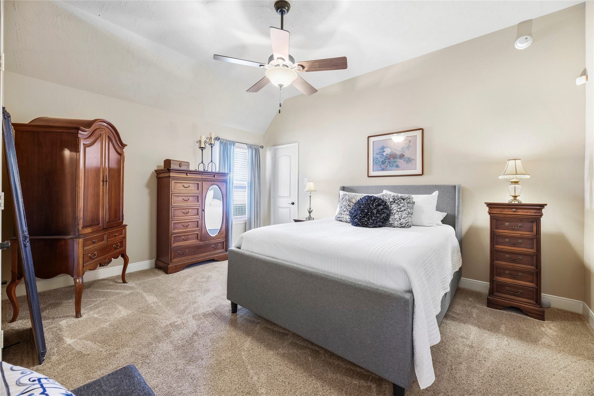 8623 Crescent Spur Drive, Richmond, TX 77406 A comfortable guest suite gives visiting family and friends a private, welcoming place to stay.