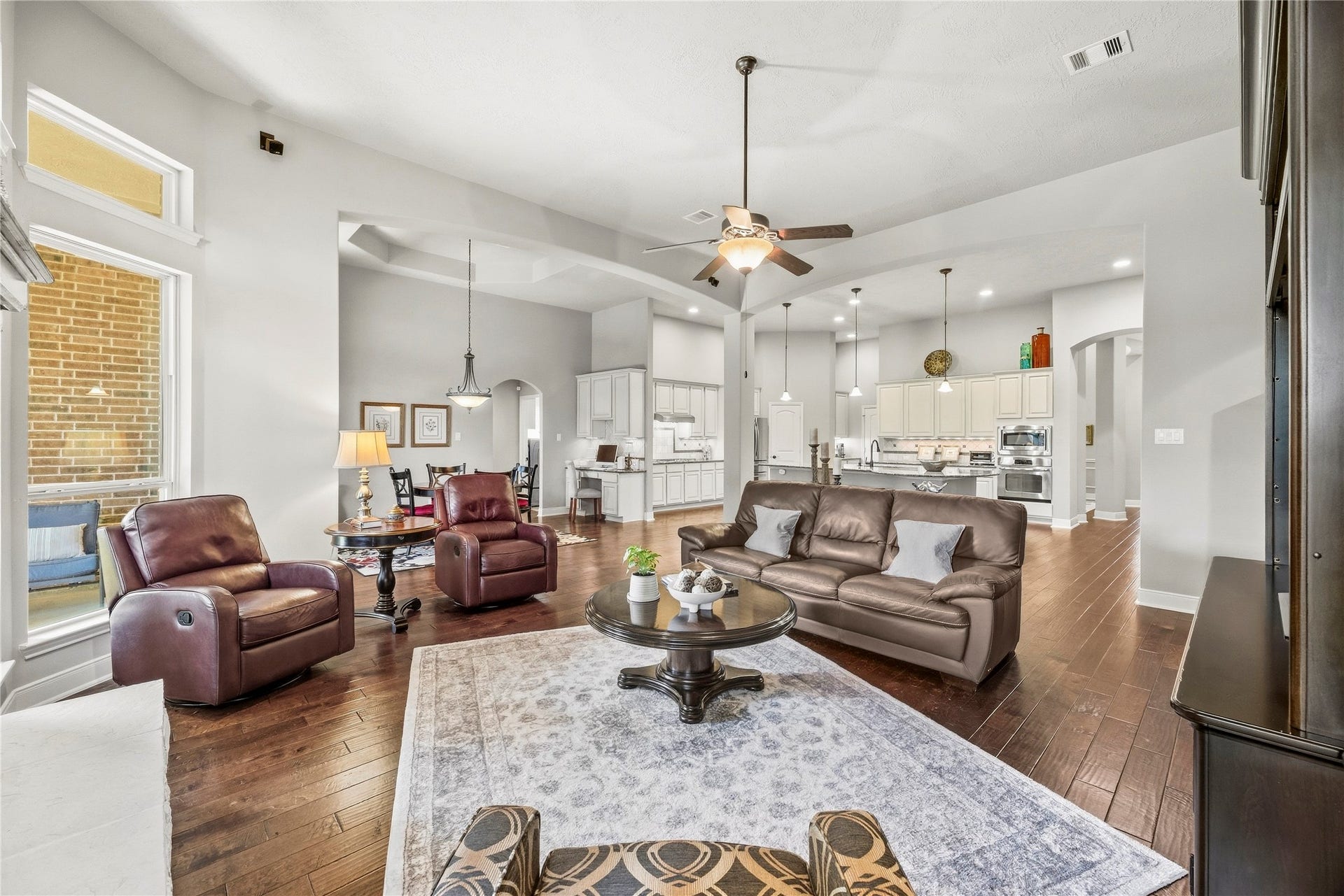 8623 Crescent Spur Drive, Richmond, TX 77406 Open and airy, the living area flows effortlessly into the kitchen and breakfast room, perfect for entertaining and quiet evenings alike.