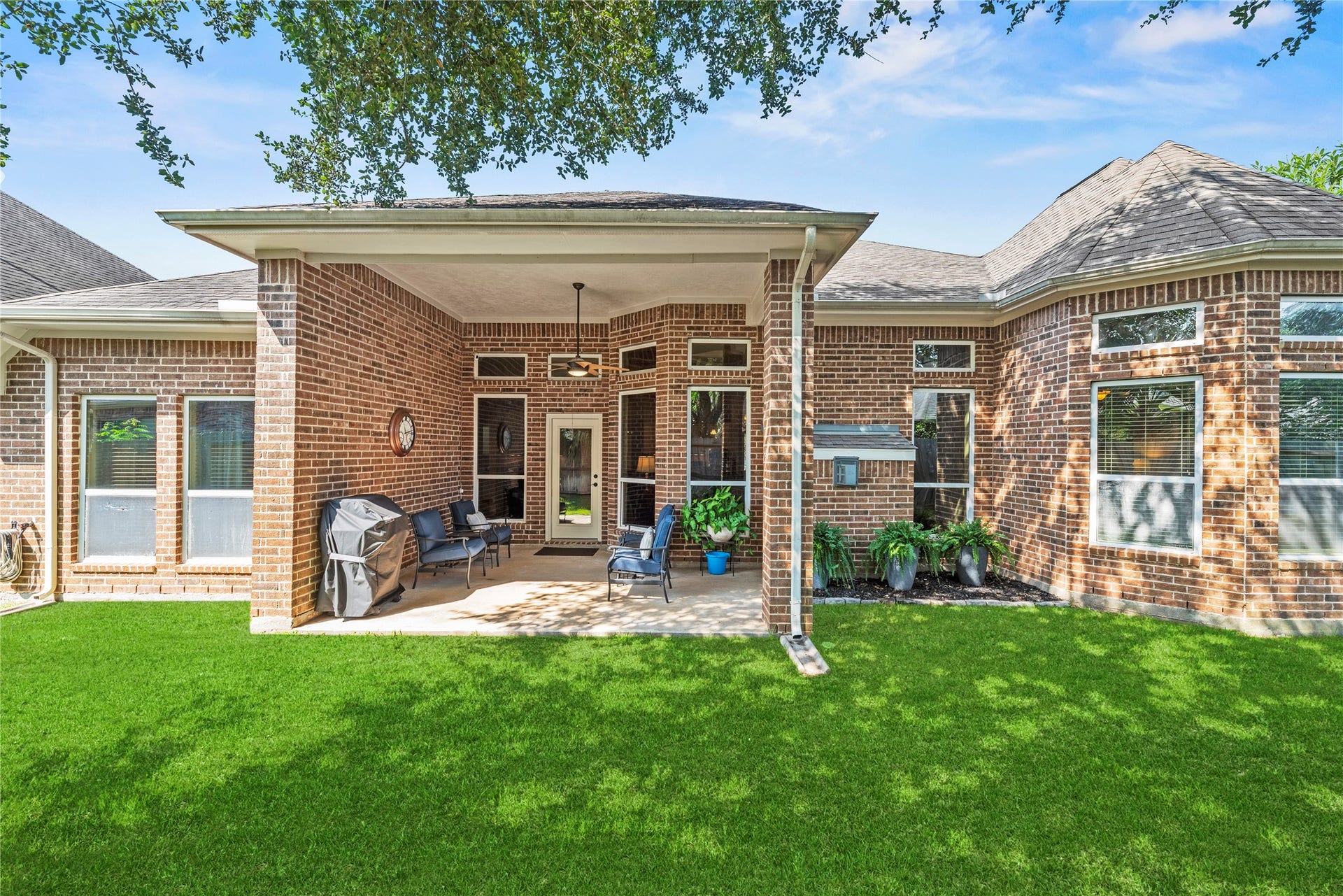 8623 Crescent Spur Drive, Richmond, TX 77406 The covered back patio invites outdoor dining, grilling and relaxing evenings under the Texas sky.