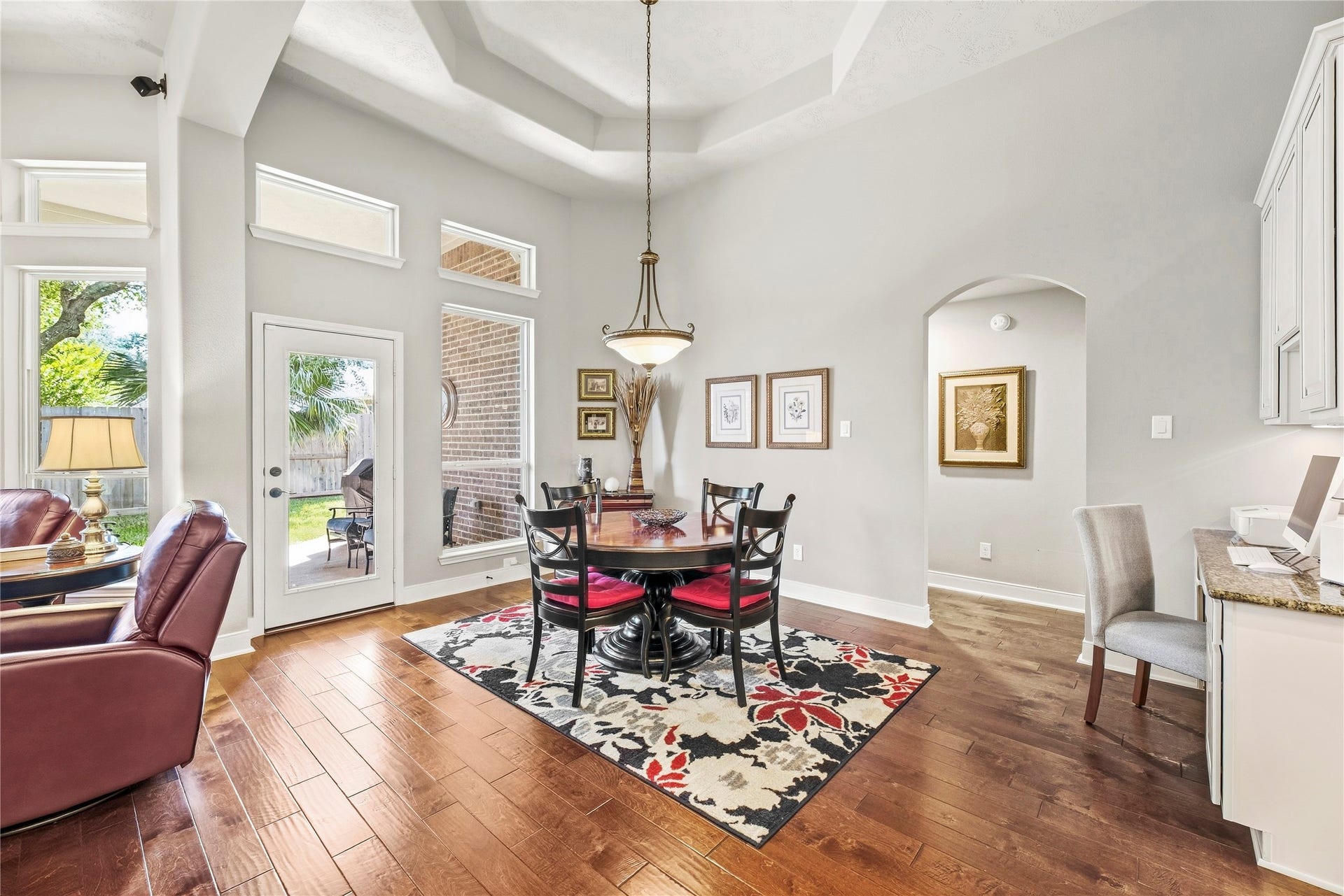 8623 Crescent Spur Drive, Richmond, TX 77406 Wrapped in windows, the sunny breakfast room is a charming setting for casual meals and leisurely weekend brunch.