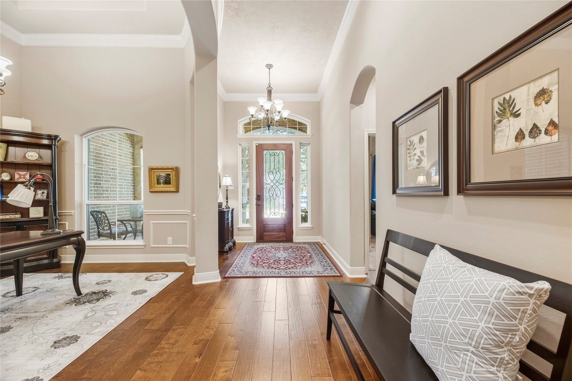 8623 Crescent Spur Drive, Richmond, TX 77406 An elegant gallery hall with hardwood floors and arched openings gracefully connects the home's main living spaces.