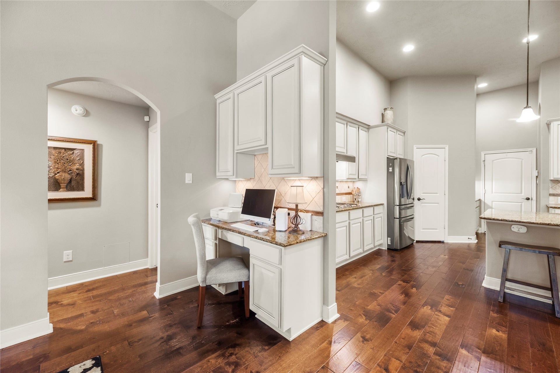 8623 Crescent Spur Drive, Richmond, TX 77406 A built in desk keeps schedules, mail and busy days beautifully organized just steps from the kitchen.