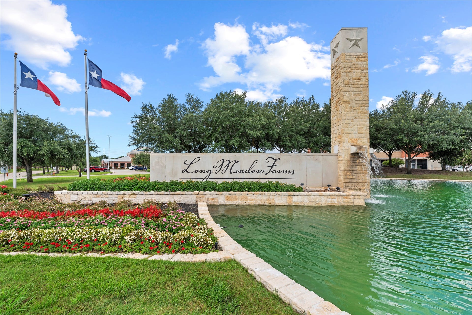 8623 Crescent Spur Drive, Richmond, TX 77406 Iconic community landmarks, serene lakes and beautifully landscaped grounds create a true sense of place.