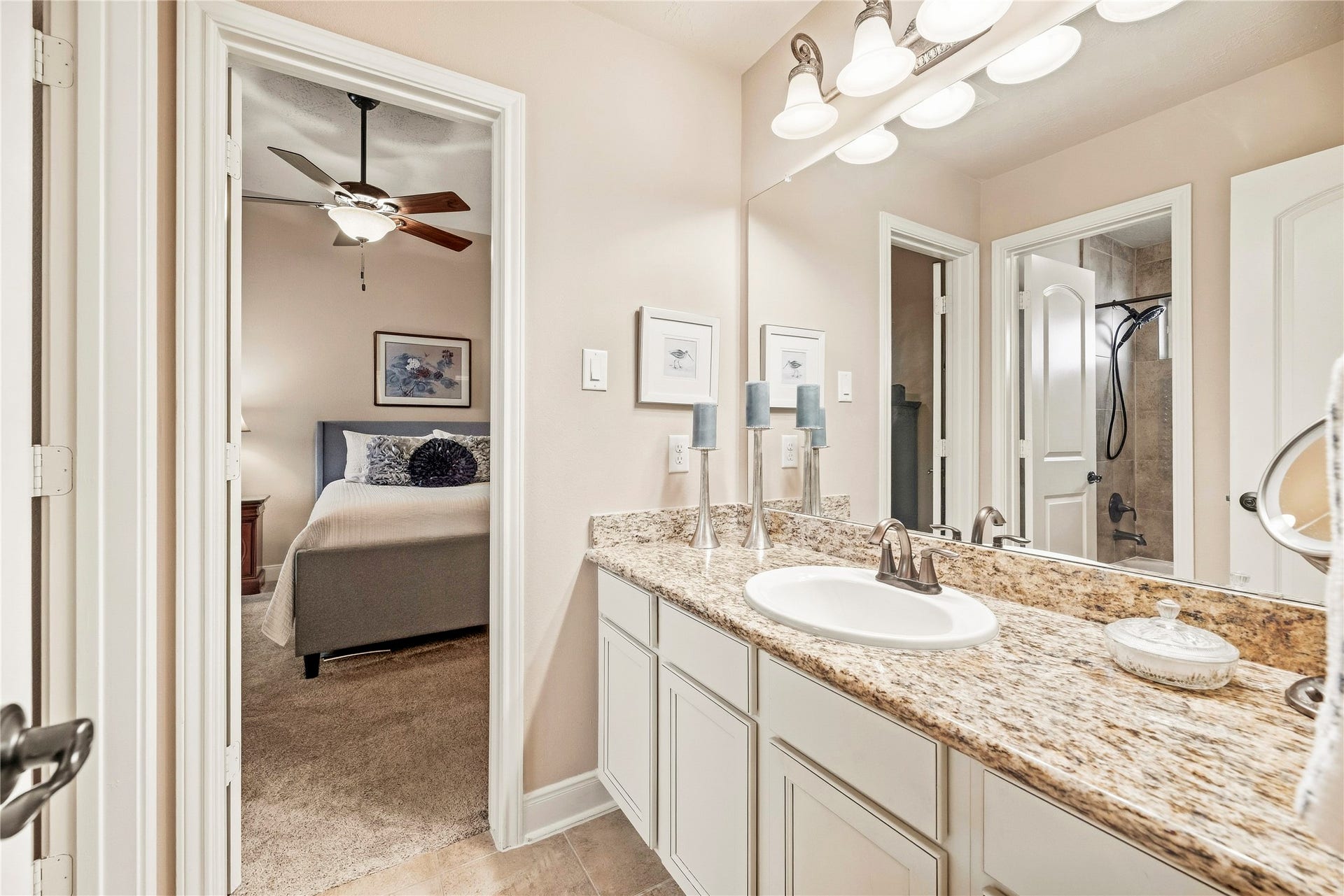 8623 Crescent Spur Drive, Richmond, TX 77406 Jack and Jill bathroom to secondary bedrooms.