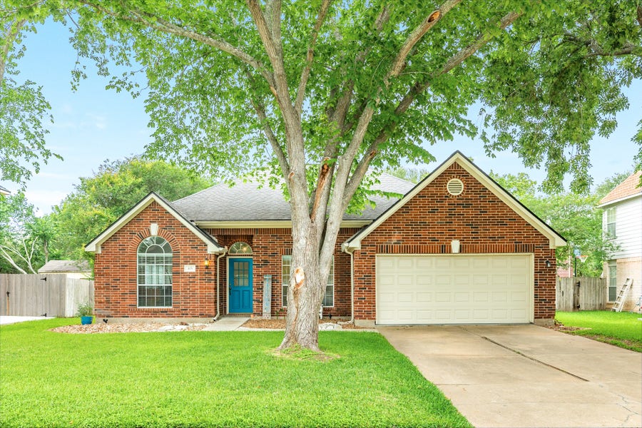 Property photo for 105 Plum Circle, Lake Jackson, TX