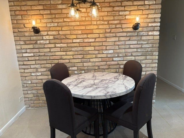 2016 Main Street, #PH 3, Houston, TX 77002 Eat in kitchen table for causal and cozy dining space.