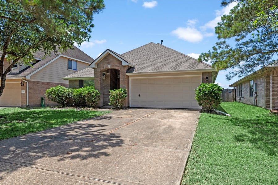 Property photo for 5614 Savannah Woods Lane, Rosharon, TX