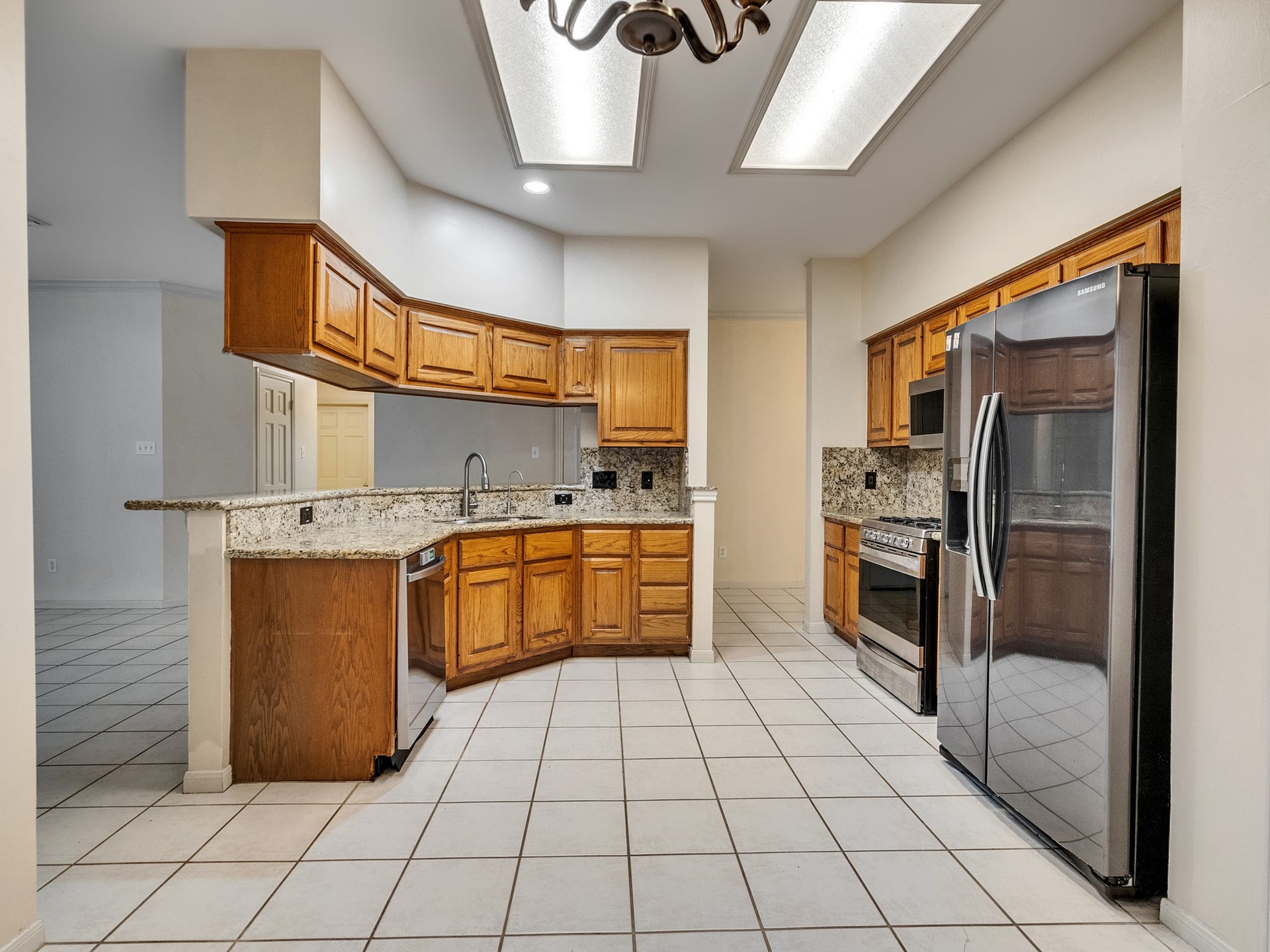Full view of the kitchen from the breakfast nook