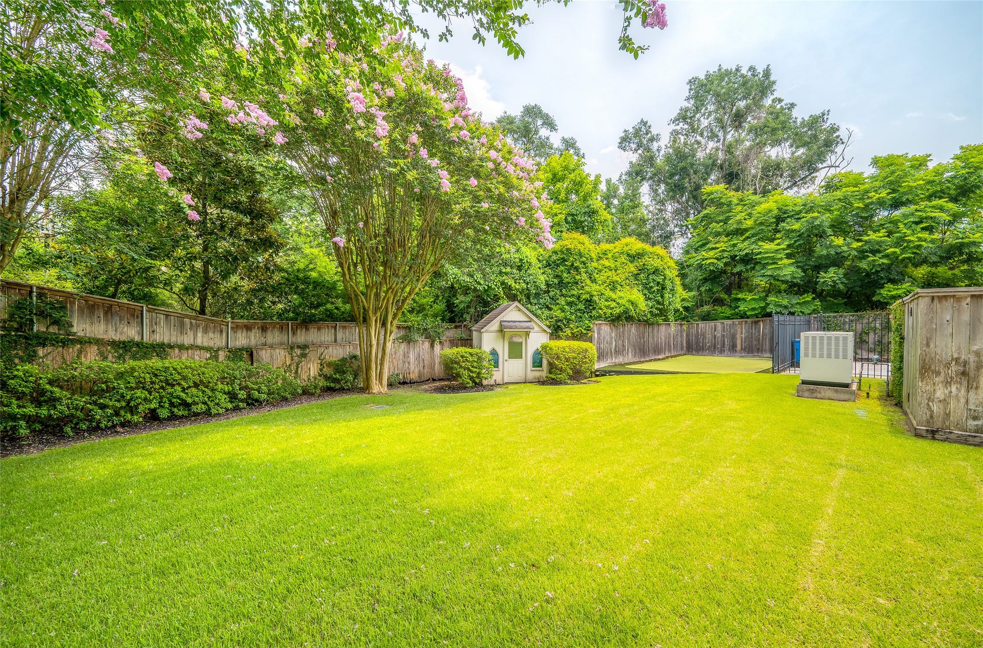 [Lawn]
In addition to the patios and lanai, the grounds include a sweeping lawn. Note iron fencing separating lawn from the pool.