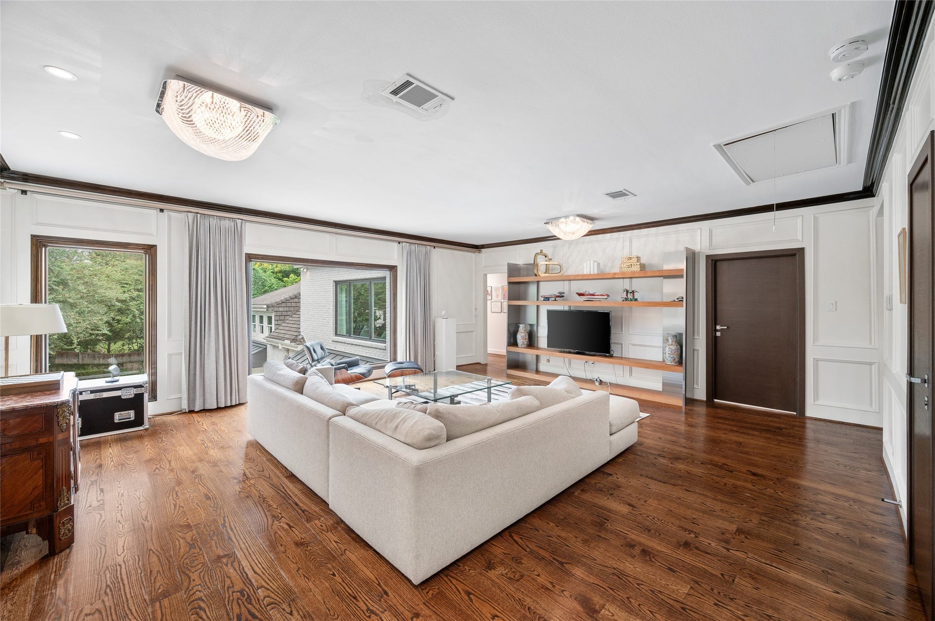 [Gameroom]
Located on the second floor as a hub among the bedrooms. Features include a walk-in, full-bar, walnut floor, picture windows overlooking the pool, and open shelving with TV mount.