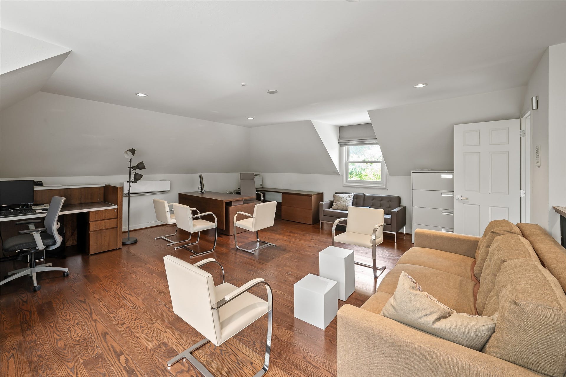 [Garage Apartment / Flexible Space] Garage apartment has a full bath and kitchen.