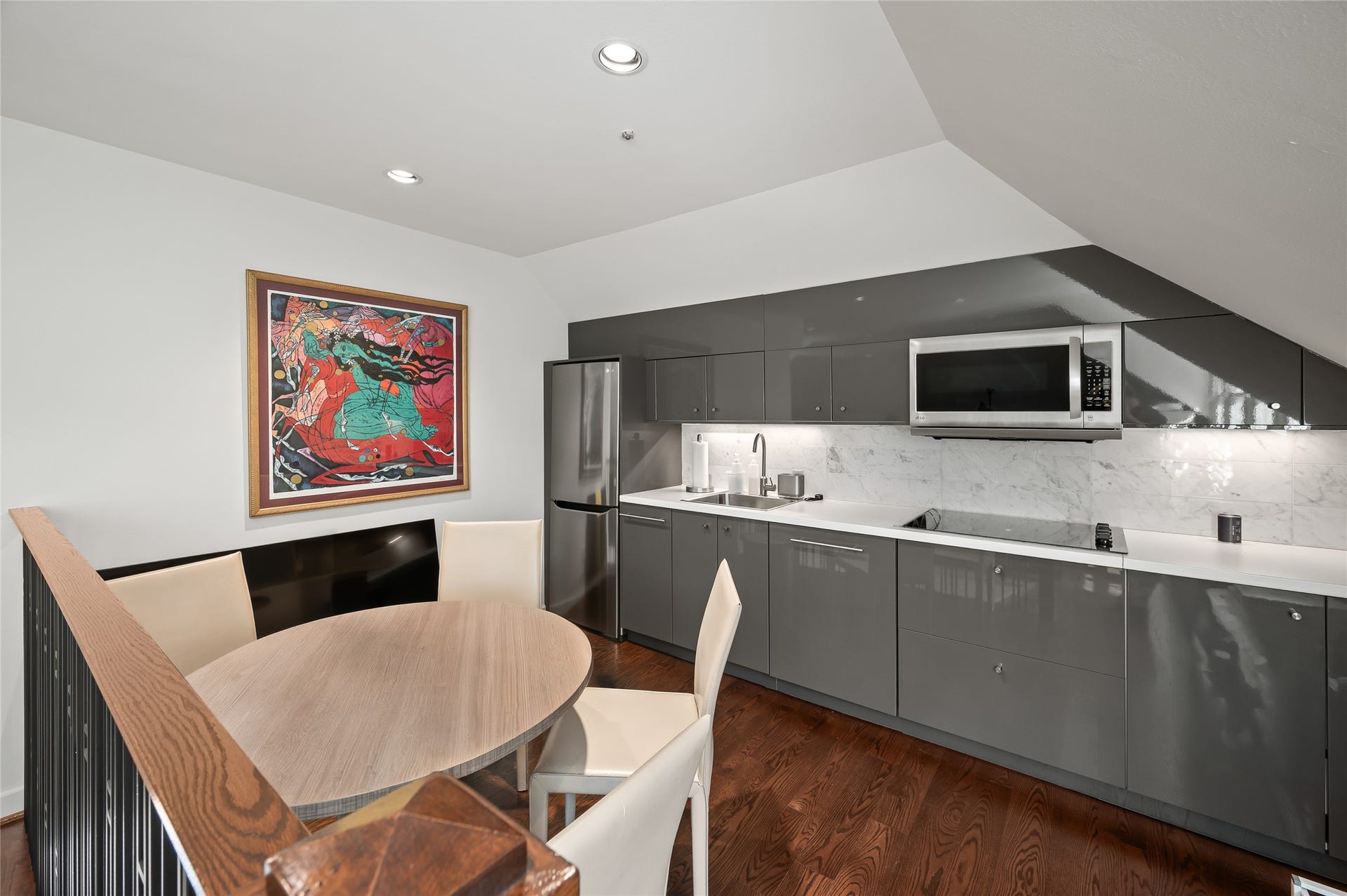 [Garage Apartment Kitchenette]
The garage apartment kitchenette includes a cooktop, sink, microwave oven, dishwasher, and lacquered cabinets.