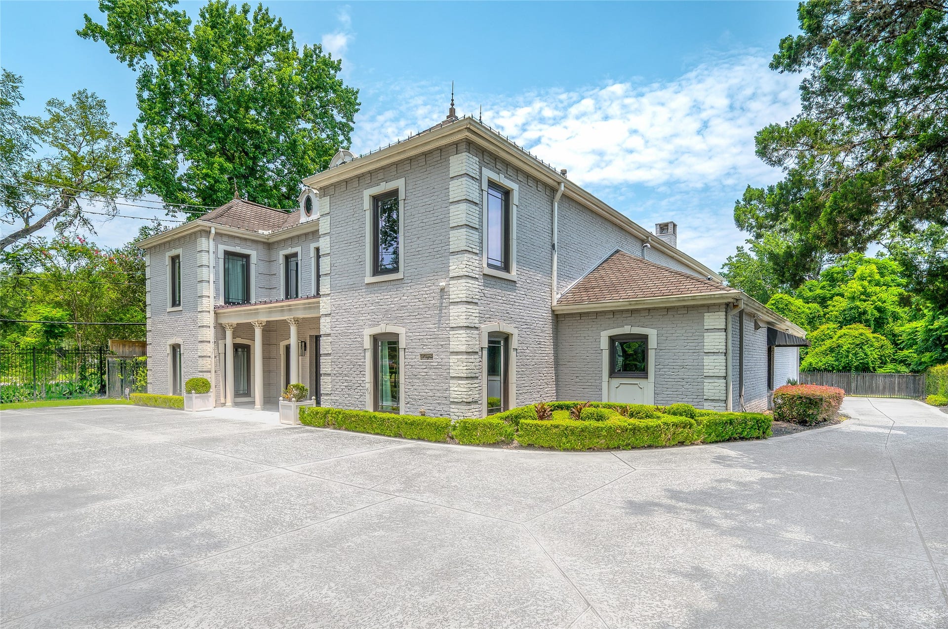 [Front/Side Elevation / Motor Court]