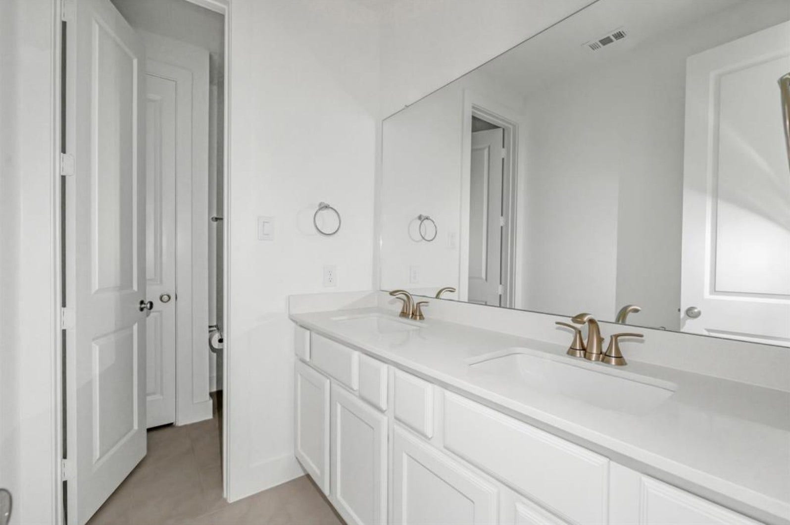 20943 Blooming Shrubs Court, Cypress, TX 77433 Shared Bathroom
