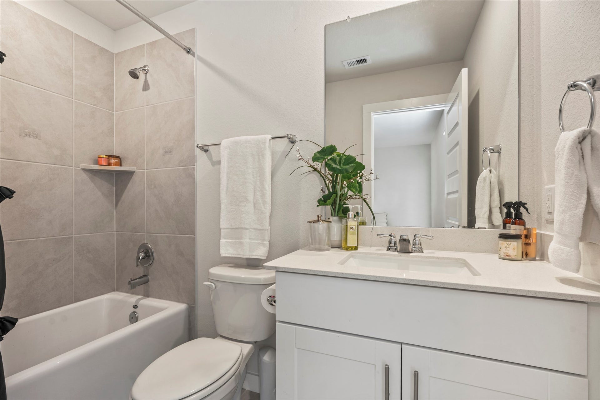 38527 Winding Meadows Drive, Magnolia, TX 77354 Full ensuite bath upstairs.