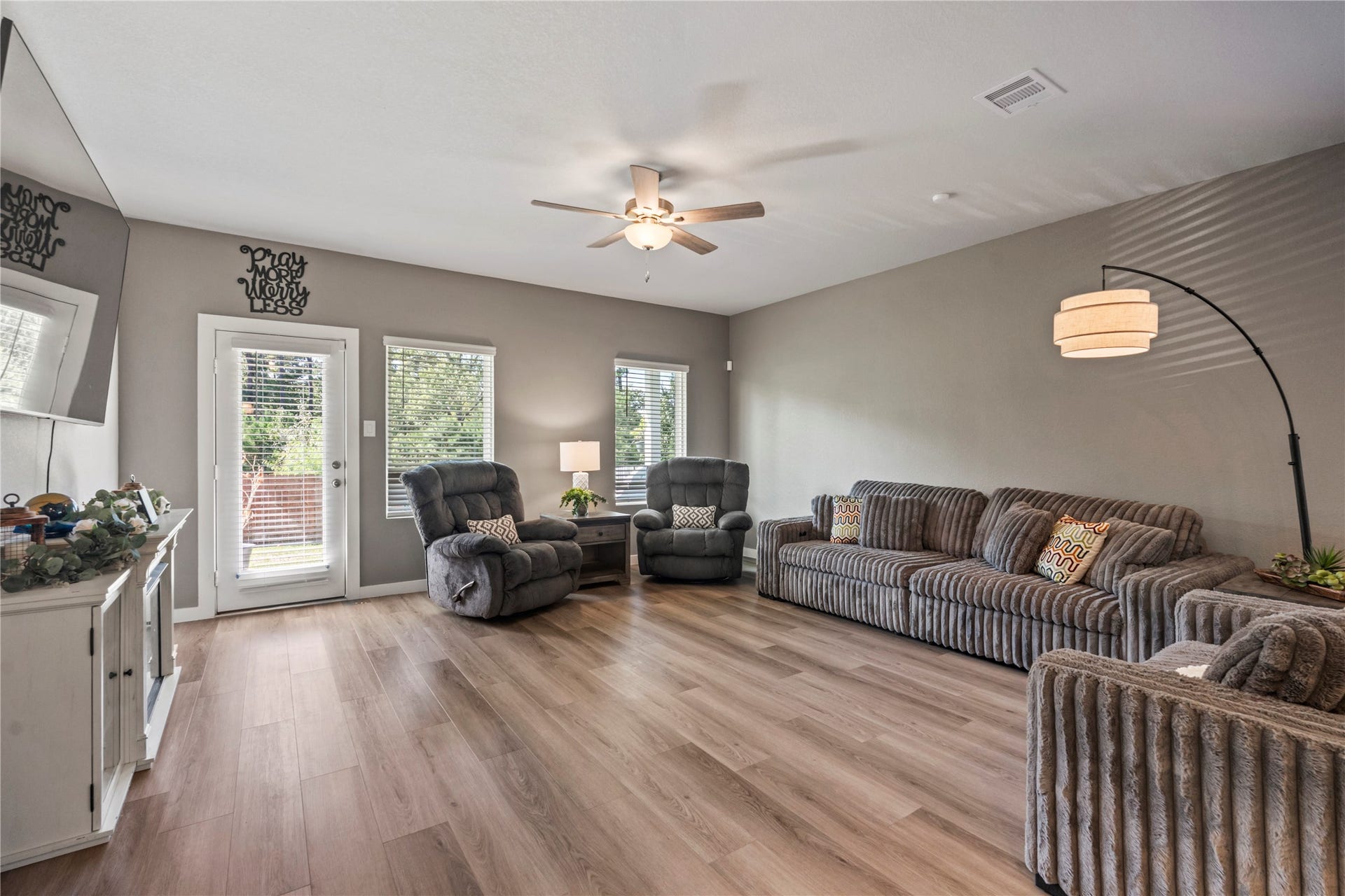 38527 Winding Meadows Drive, Magnolia, TX 77354 Room for all of your furniture and lots of natural light.