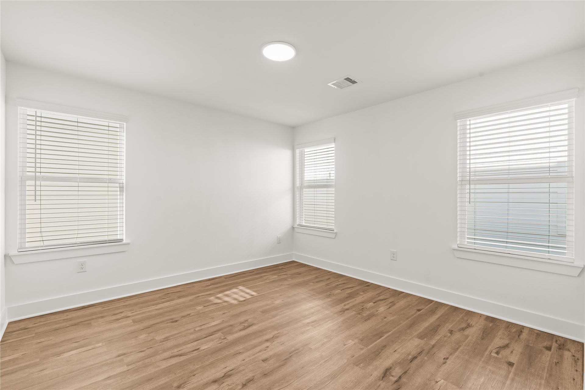 4702 & 1912 Schweikhardt Street, Houston, TX 77020 Crisp, clean canvas. The uniform neutral walls and warm wood-look flooring allow a buyer to easily customize this room to fit any design aesthetic.
