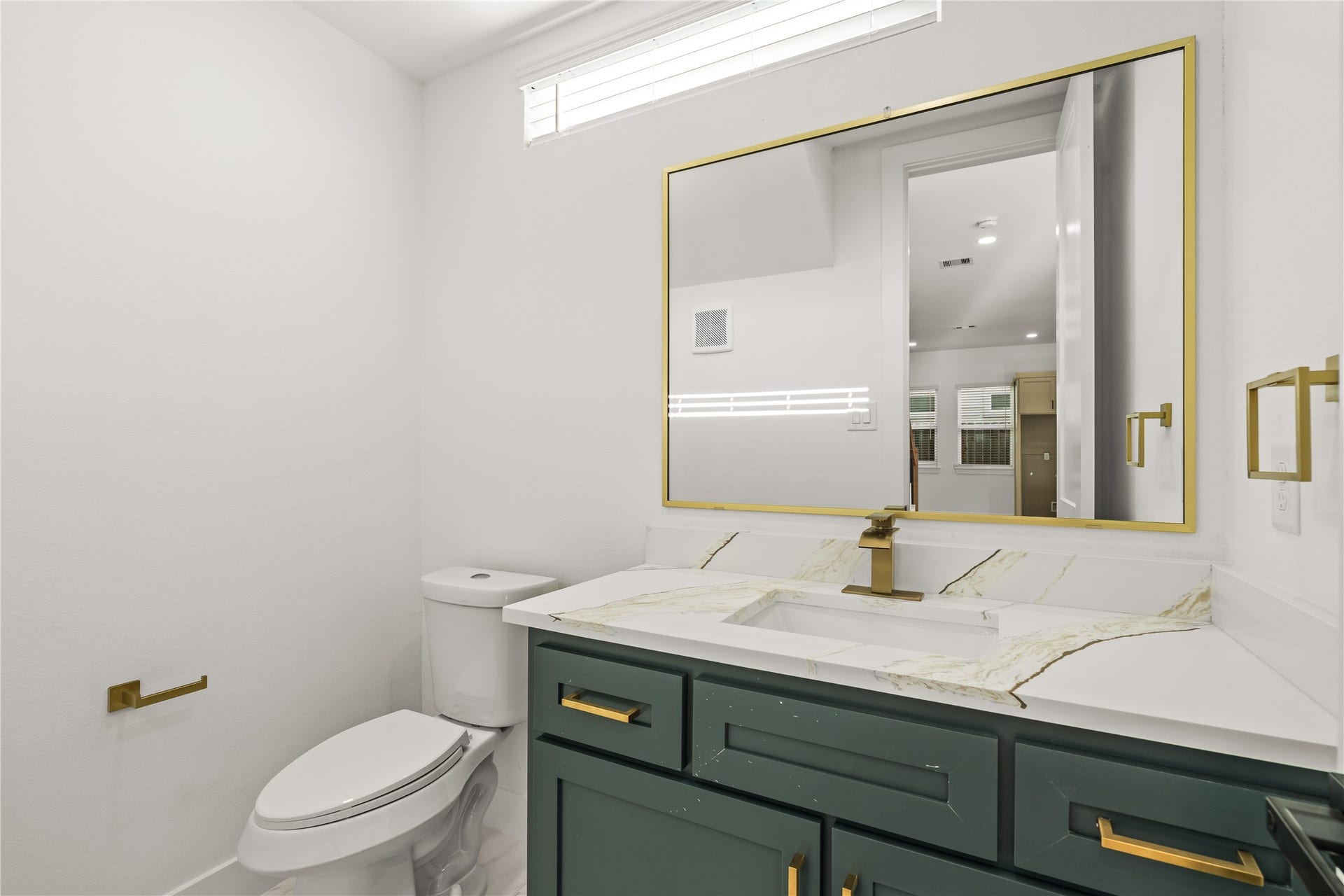 4702 & 1912 Schweikhardt Street, Houston, TX 77020 A memorable guest experience. High-end accents, an oversized gold-trimmed mirror, and brilliant lighting make this compact space feel incredibly luxurious.