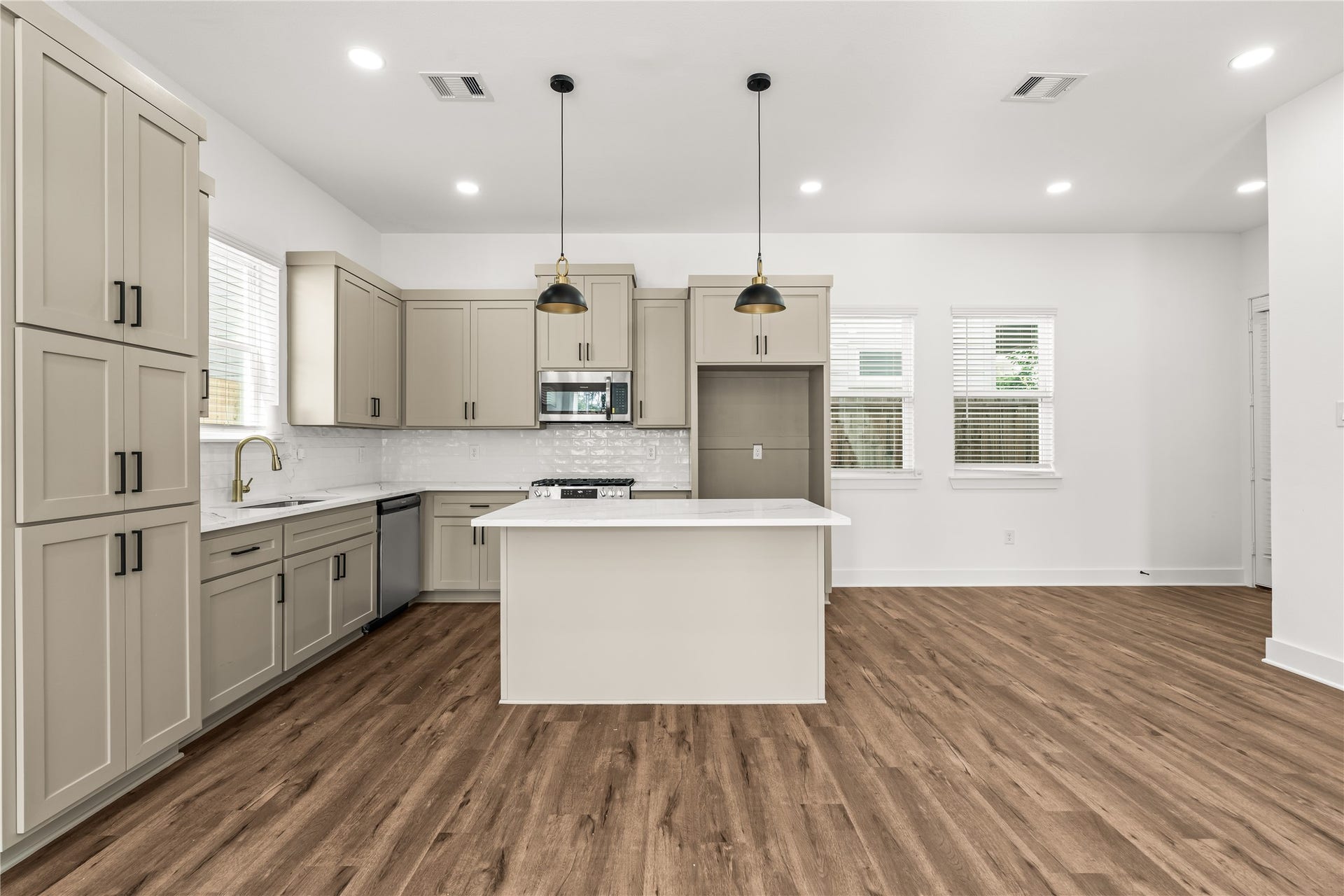 4702 & 1912 Schweikhardt Street, Houston, TX 77020 Morning coffee on the quartz island, evening laughs across the open room. This kitchen bridges cooking and living seamlessly, ensuring you never miss a moment of the conversation.