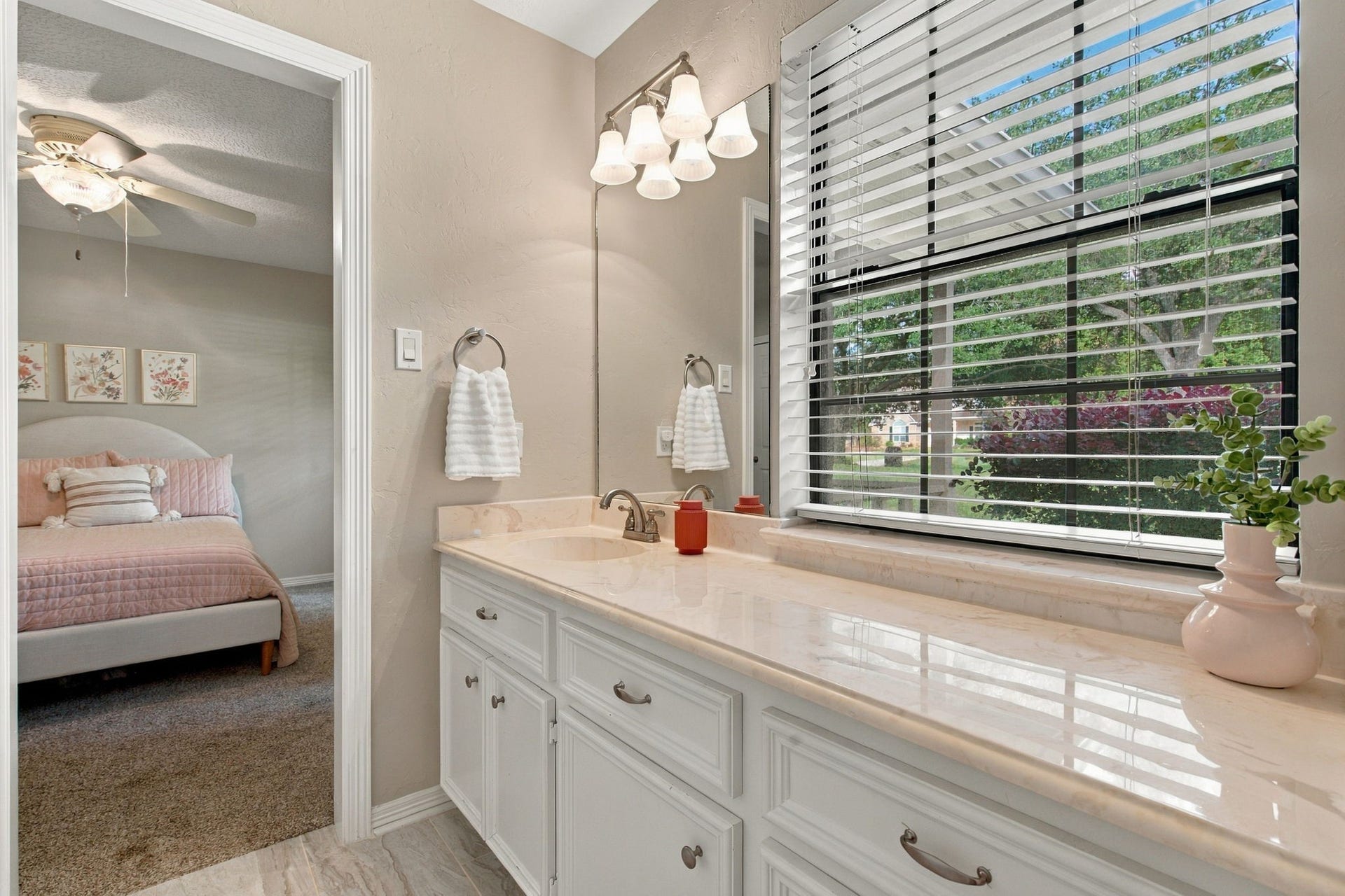 23327 Cannon Creek Trail, Tomball, TX 77377 Hollywood-style secondary bath with lots of storage space.