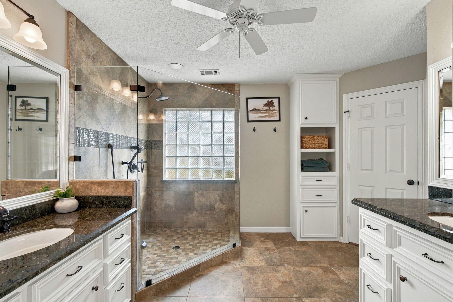 23327 Cannon Creek Trail, Tomball, TX 77377 Primary bathroom features dual vanities and an oversized walk-in shower.