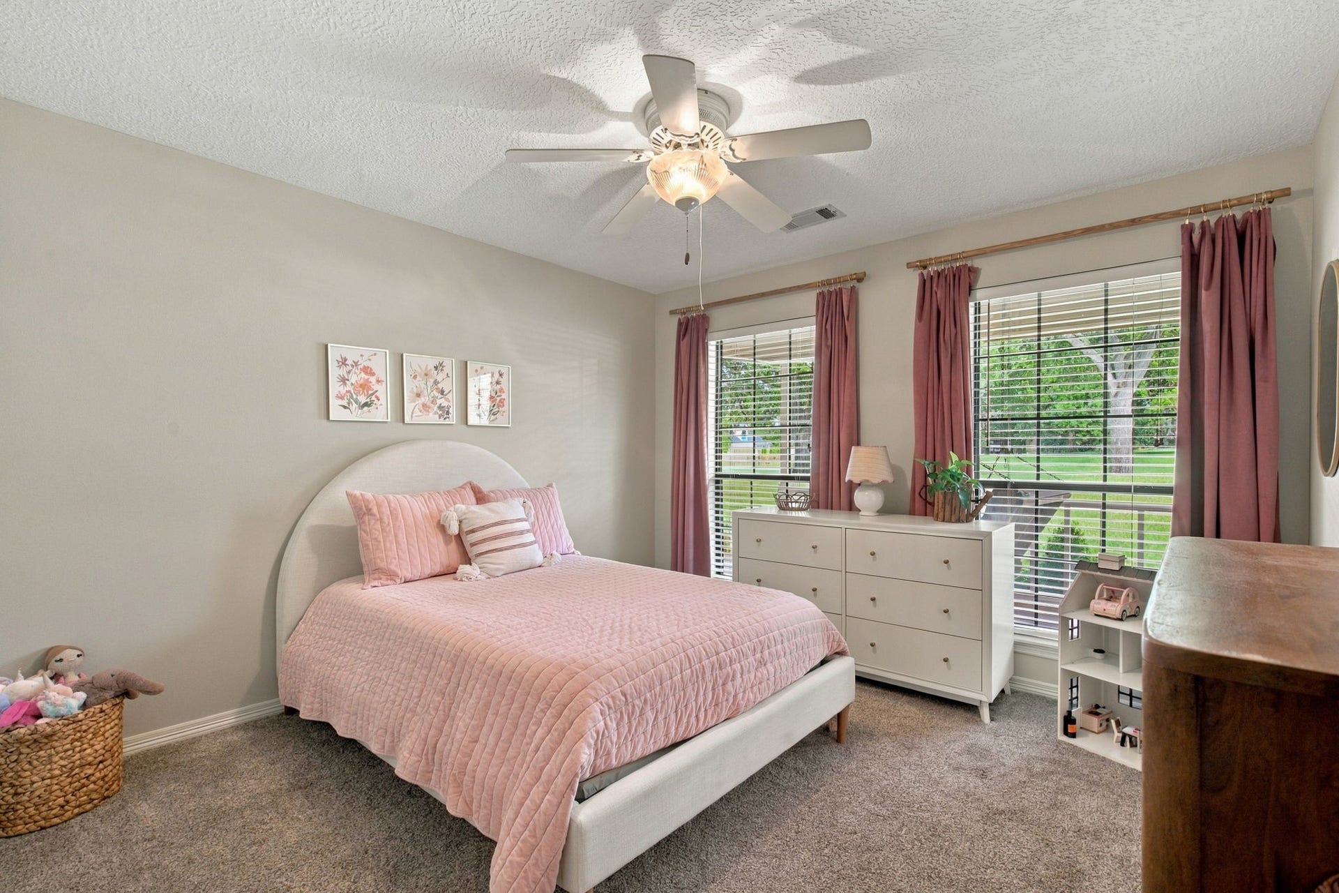 23327 Cannon Creek Trail, Tomball, TX 77377 Secondary bedroom with front yard views and great closet space.