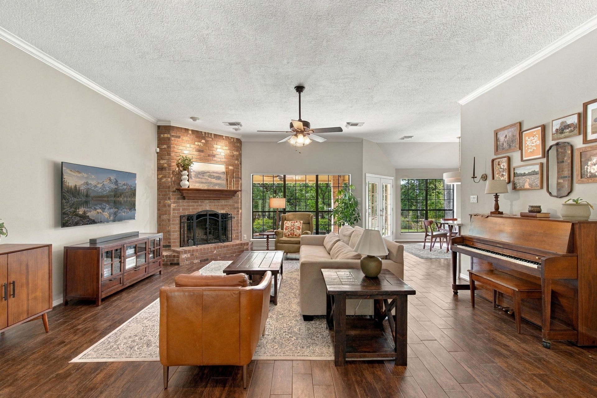 23327 Cannon Creek Trail, Tomball, TX 77377 Another view of the spacious family room with easy access to the kitchen and backyard.