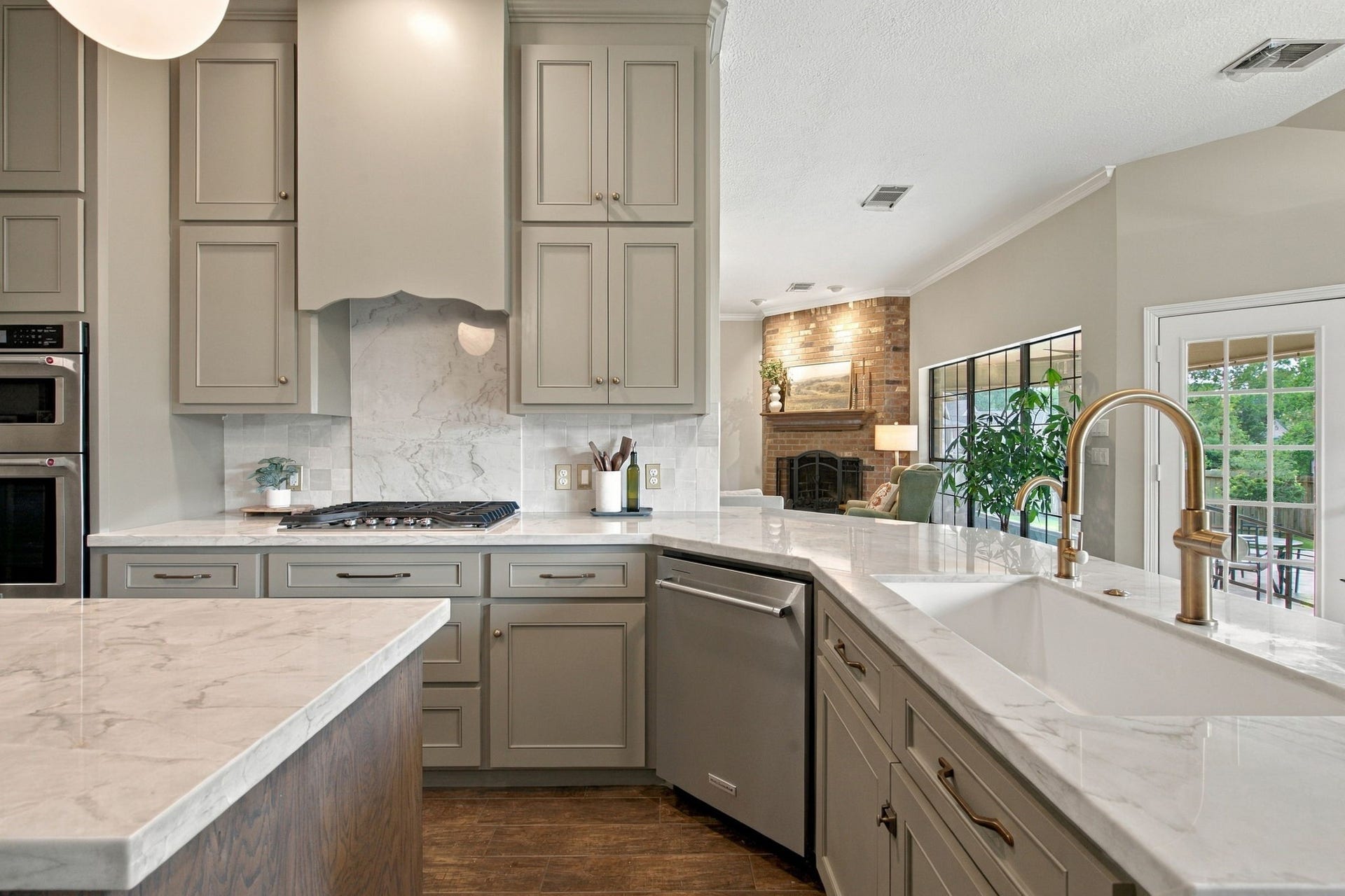 23327 Cannon Creek Trail, Tomball, TX 77377 Generous counter space and cabinetry make this kitchen both attractive and functional.