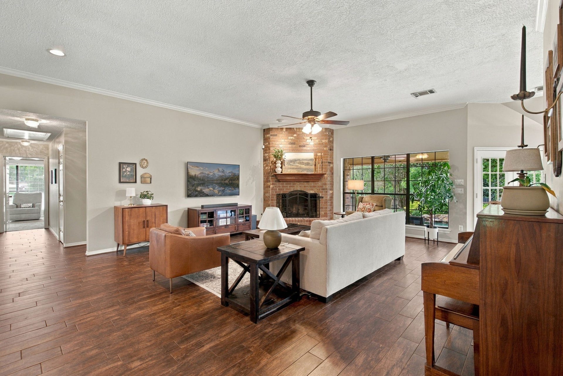 23327 Cannon Creek Trail, Tomball, TX 77377 Open-concept living area offers generous space.