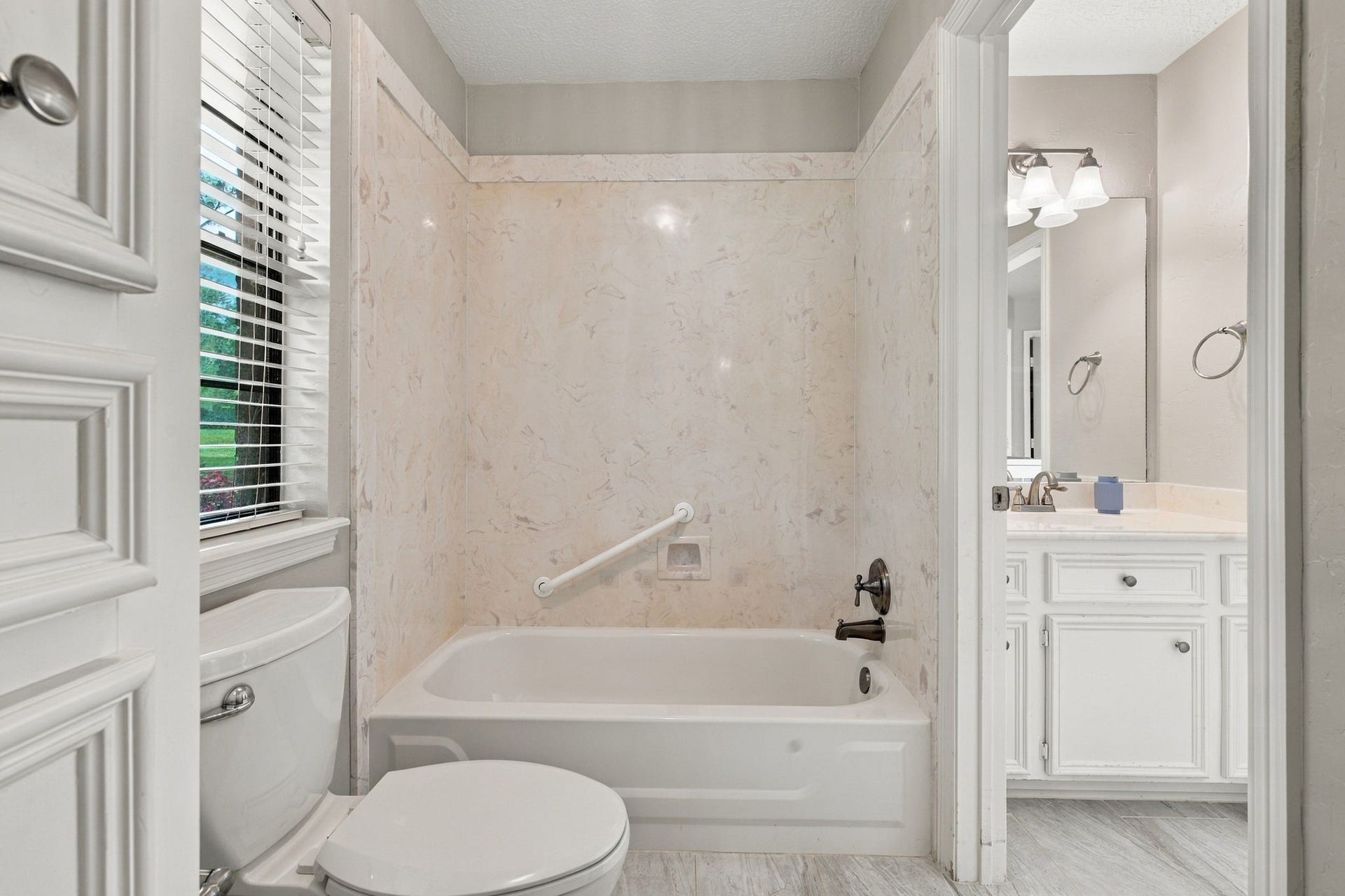 23327 Cannon Creek Trail, Tomball, TX 77377 View of the combination tub and shower.