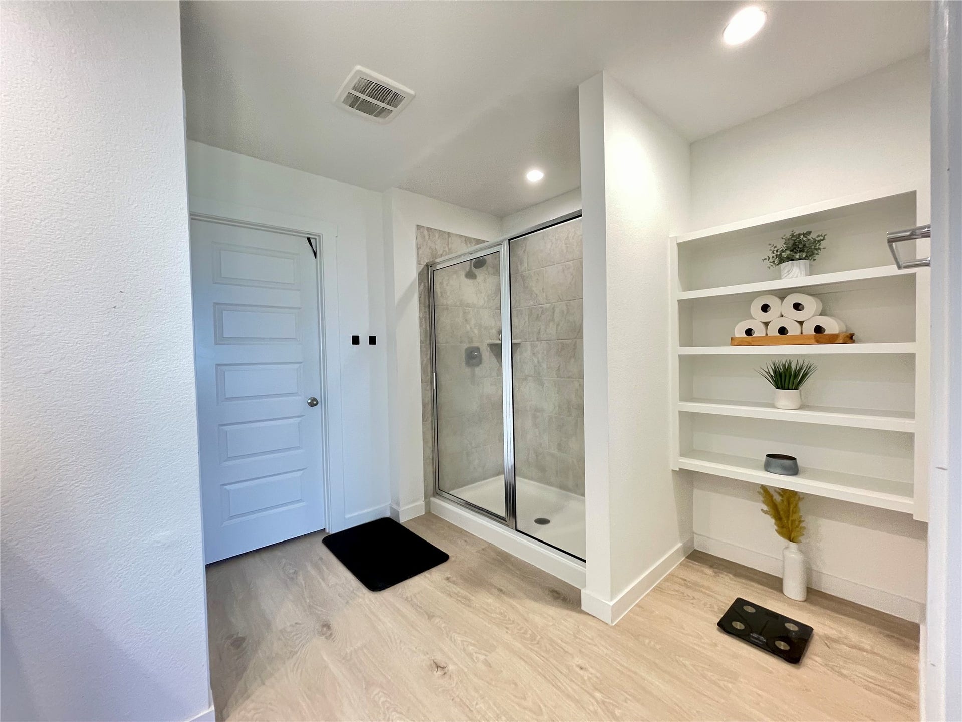 31722 Farlam Farms Trail, Fulshear, TX 77441 Impeccable design meets daily functionality with easy access to the walk-in glass shower and custom built-in shelving.