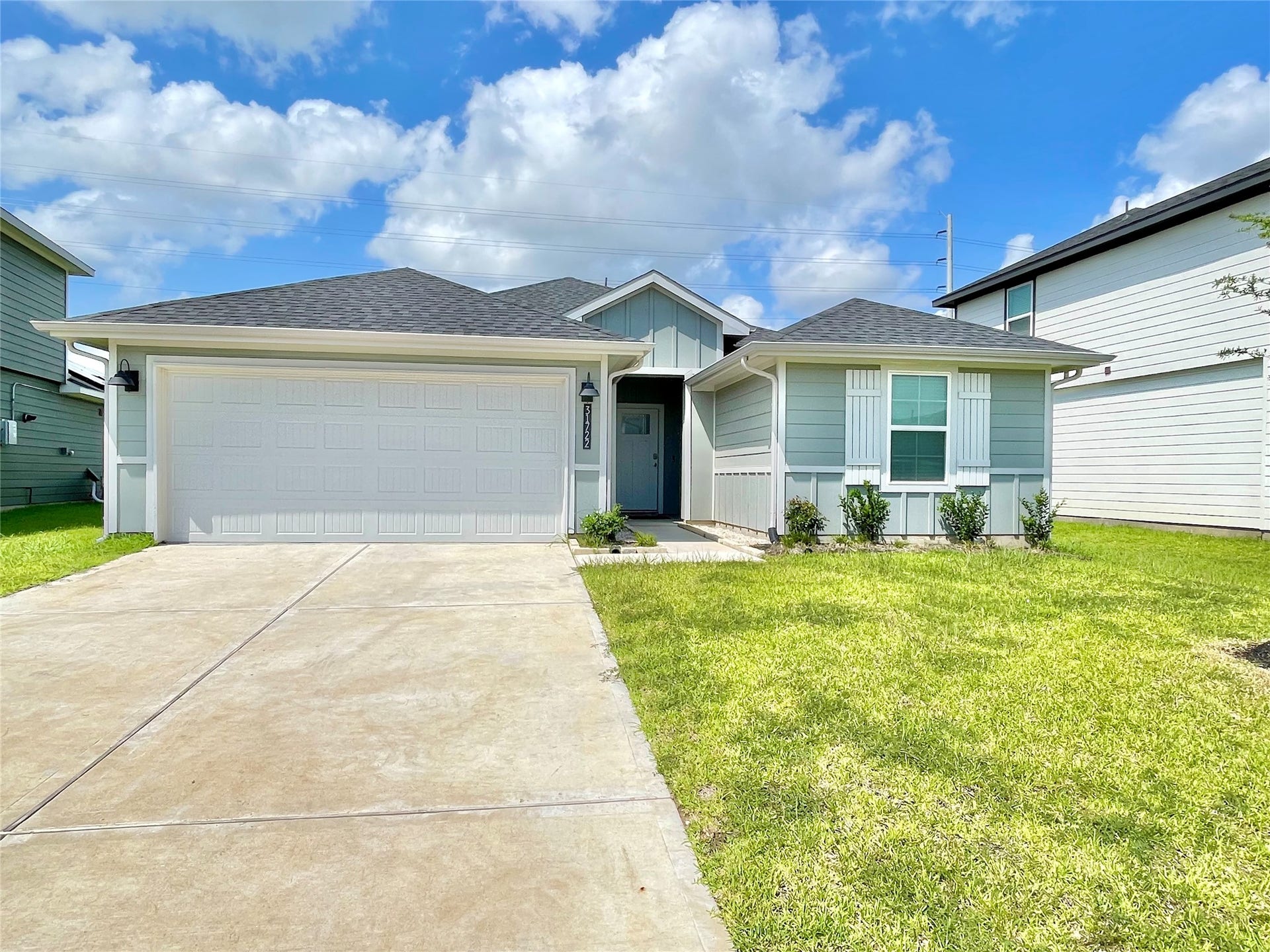31722 Farlam Farms Trail, Fulshear, TX 77441 Welcome home! Exceptional curb appeal shines through this pristine, modern single-story residence, complete with a manicured lawn and a spacious driveway.