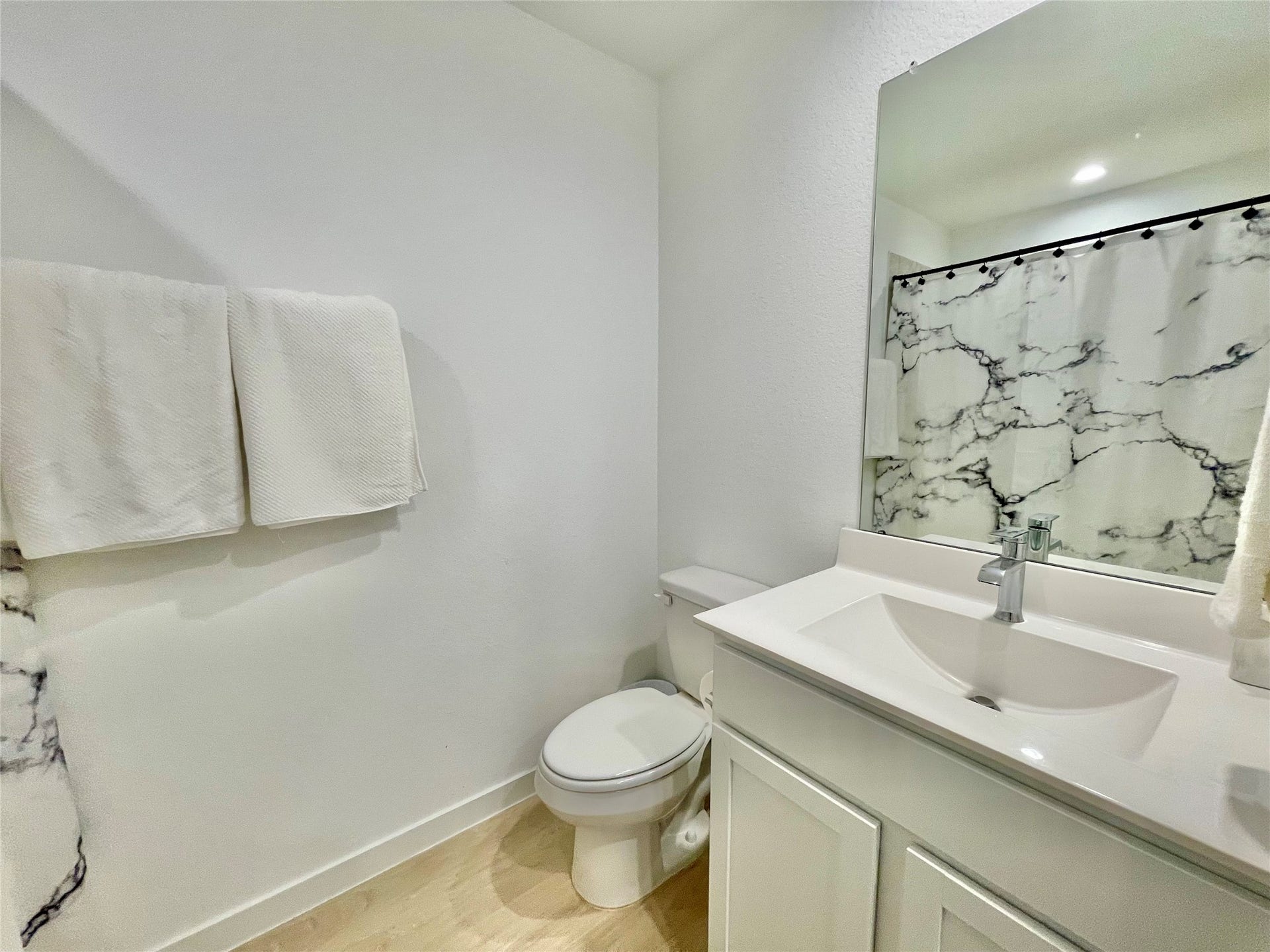 31722 Farlam Farms Trail, Fulshear, TX 77441 Clean lines and a modern vanity highlight this beautifully maintained secondary full bath.