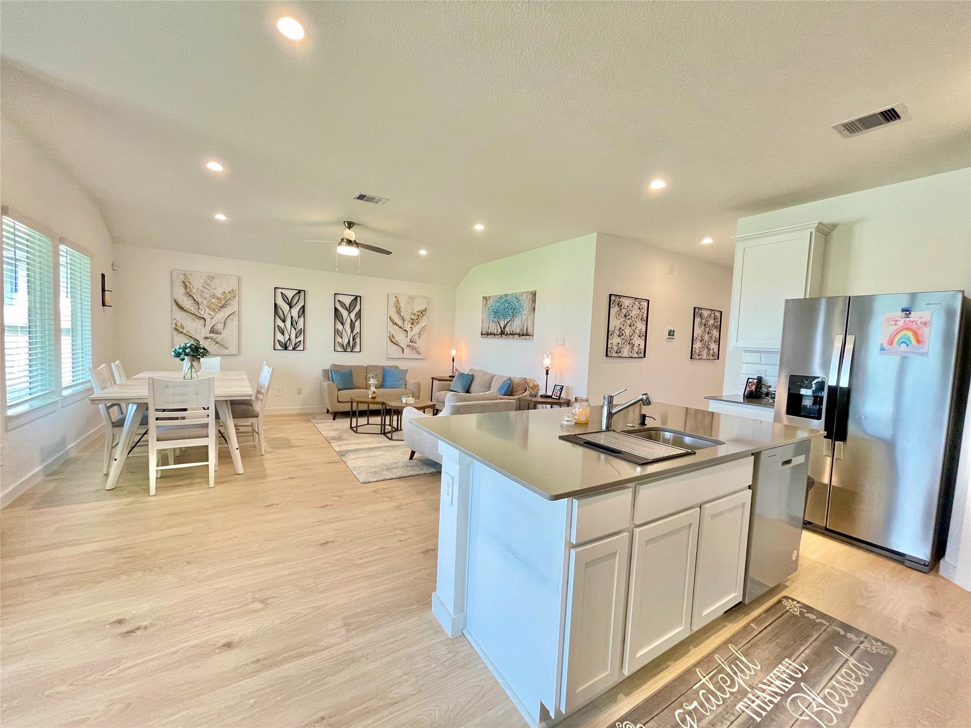 31722 Farlam Farms Trail, Fulshear, TX 77441 A sweeping panoramic view from the kitchen prep station out into the expansive, sun-drenched great room.