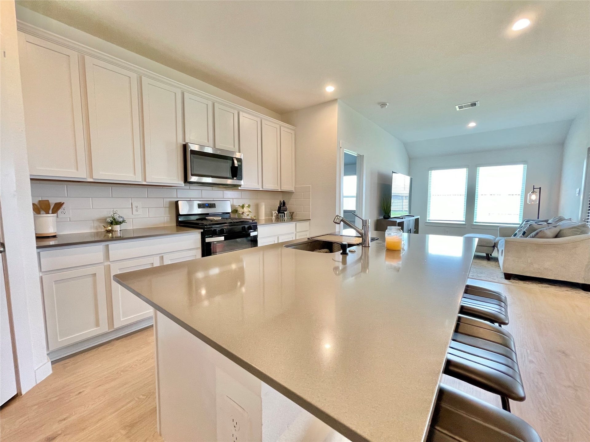 31722 Farlam Farms Trail, Fulshear, TX 77441 Premium countertops and generous breakfast bar seating make this kitchen as highly functional as it is visually stunning.