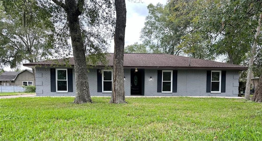 Property photo for 228 Oak Manor Drive, Alvin, TX