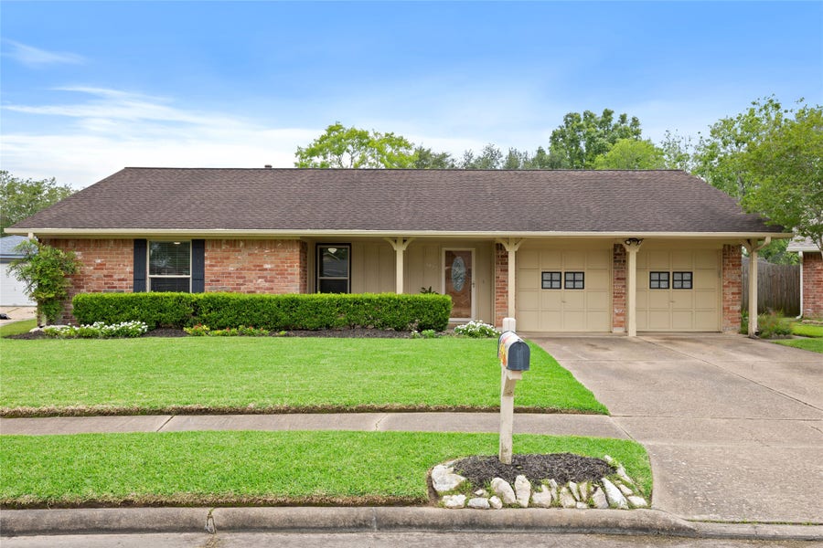Property photo for 1922 Crooked Creek Lane, Pearland, TX
