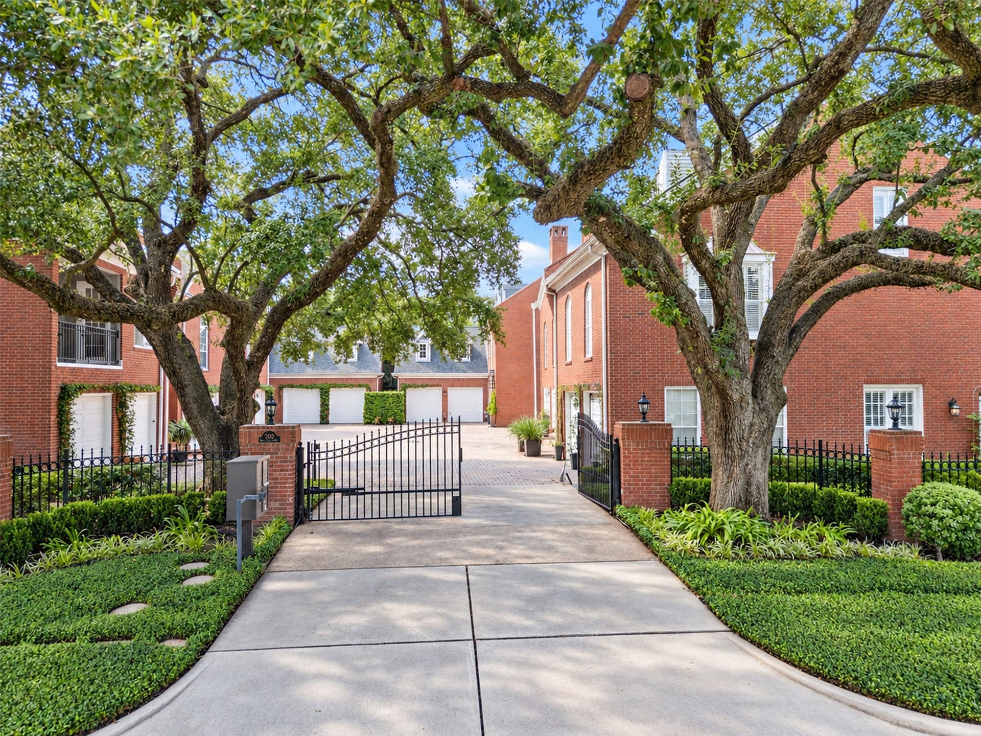 2902 W Lane Drive, Houston, TX 77027 2902 W Lane Drive, Houston, TX 77027