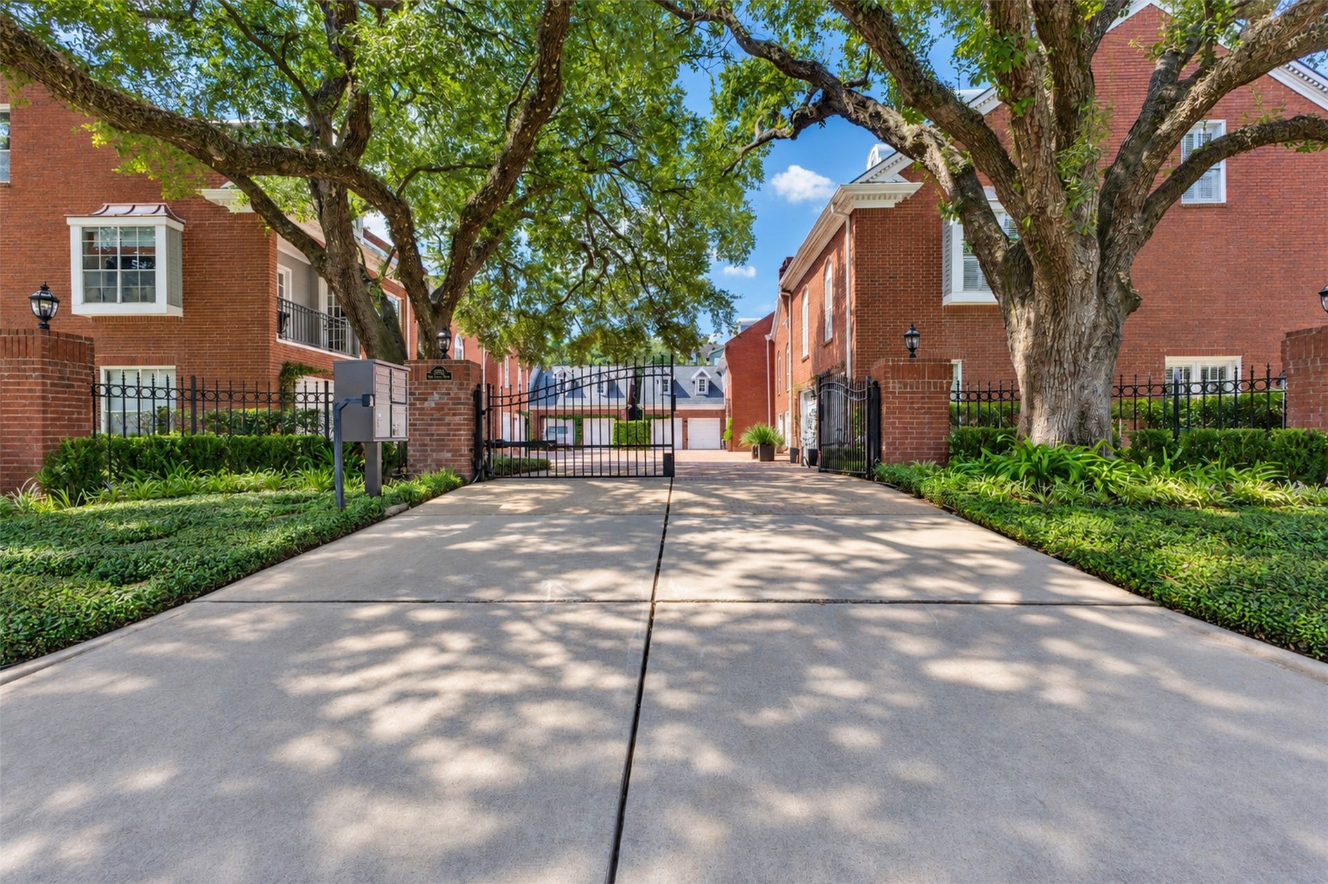 2902 W Lane Drive, Houston, TX 77027 2902 W Lane Drive, Houston, TX 77027