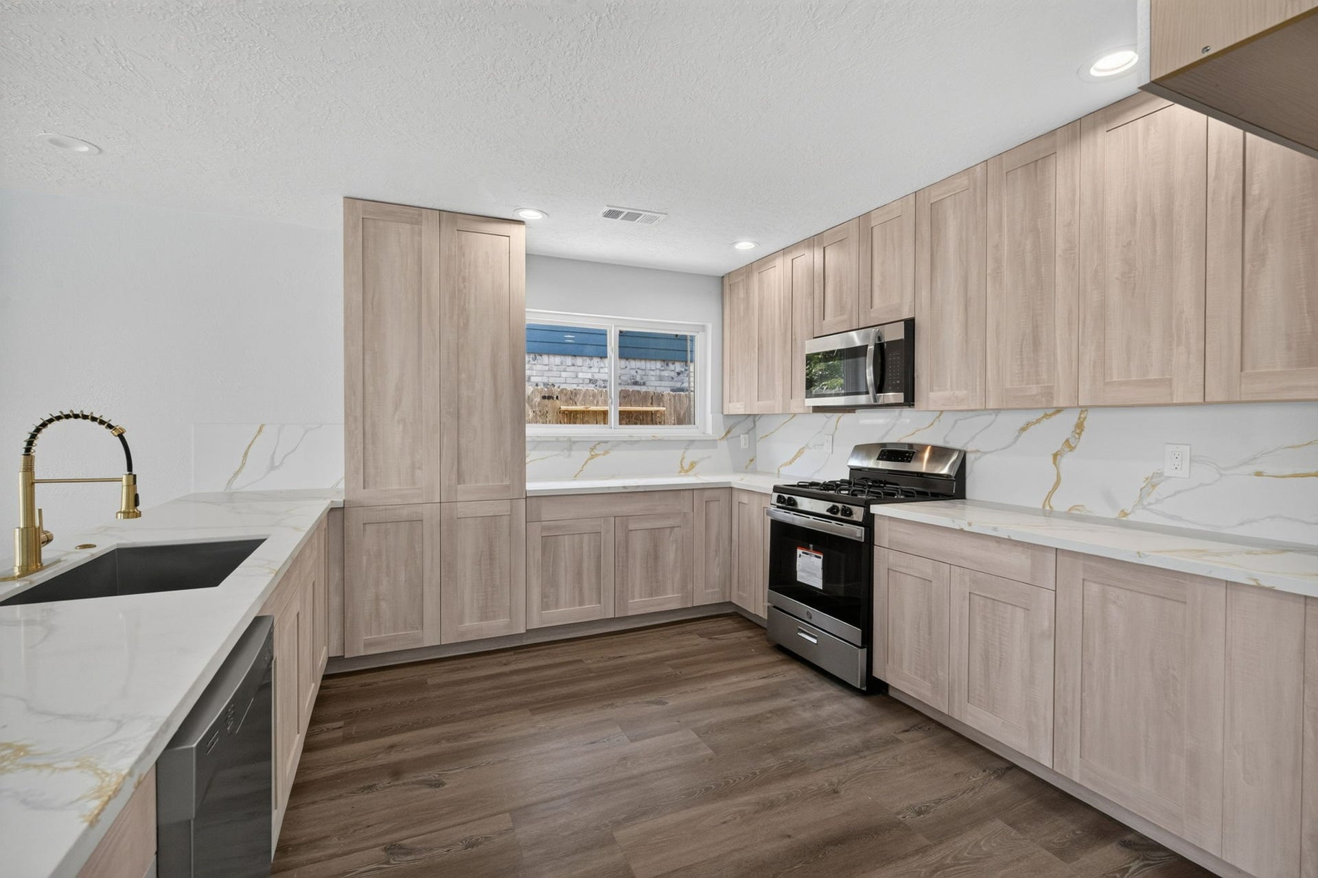 1123 Mayweather Lane, Richmond, TX 77406 Clean contemporary finishes meet everyday functionality, creating a kitchen that feels fresh, spacious, and ready for everything from quick meals to entertaining.