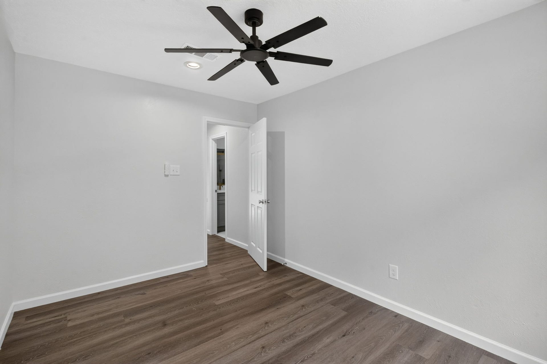 1123 Mayweather Lane, Richmond, TX 77406 Clean lines, neutral finishes, and generous floor space create a versatile bedroom ready to make your own.