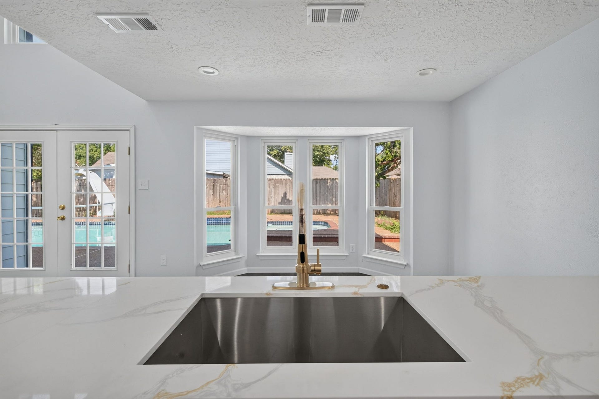 1123 Mayweather Lane, Richmond, TX 77406 Even everyday tasks come with a better view, enjoy a direct sightline to the backyard and pool right from the kitchen.