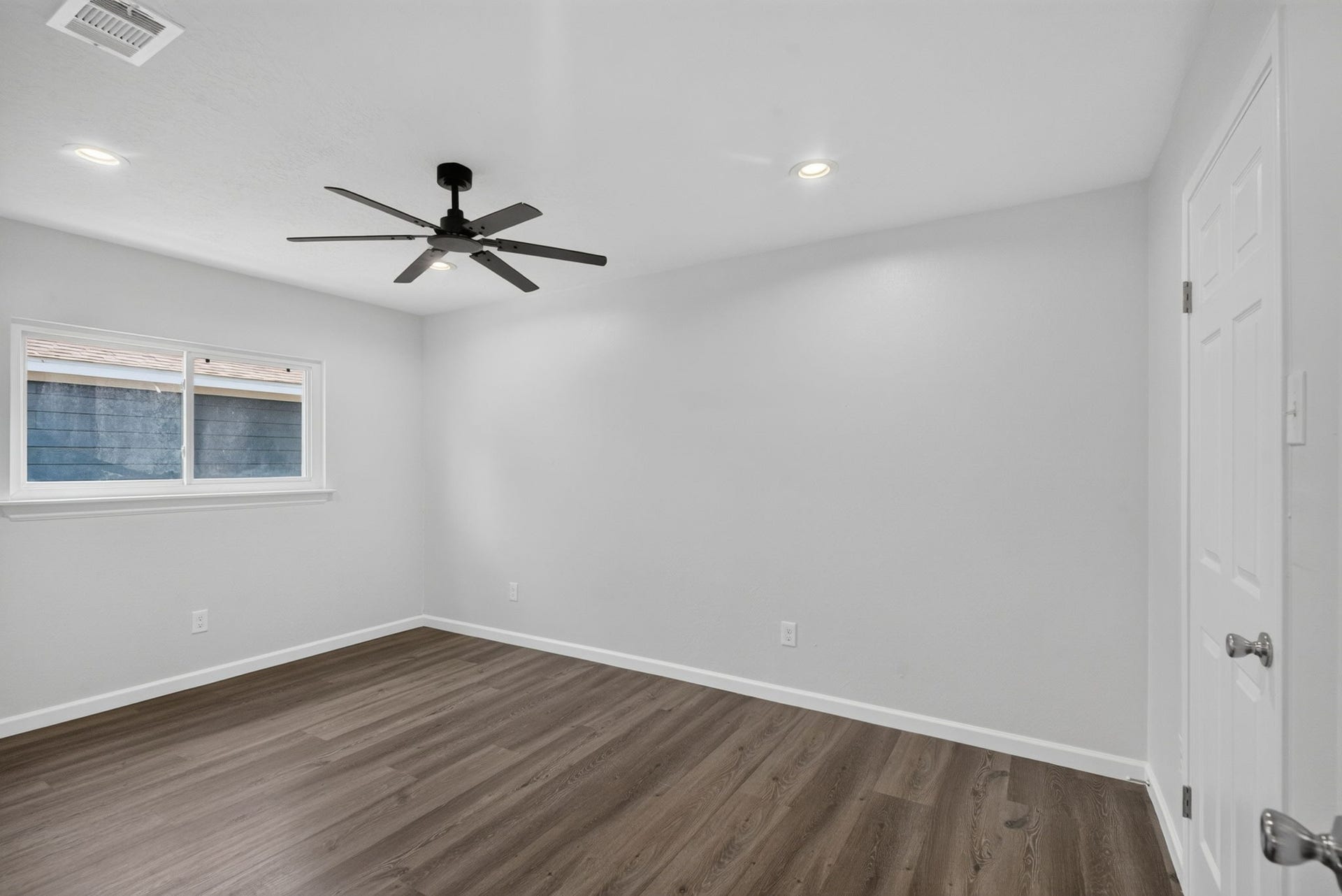 1123 Mayweather Lane, Richmond, TX 77406 Bright, spacious, and move-in readythis additional bedroom provides the flexibility todays buyers appreciate.