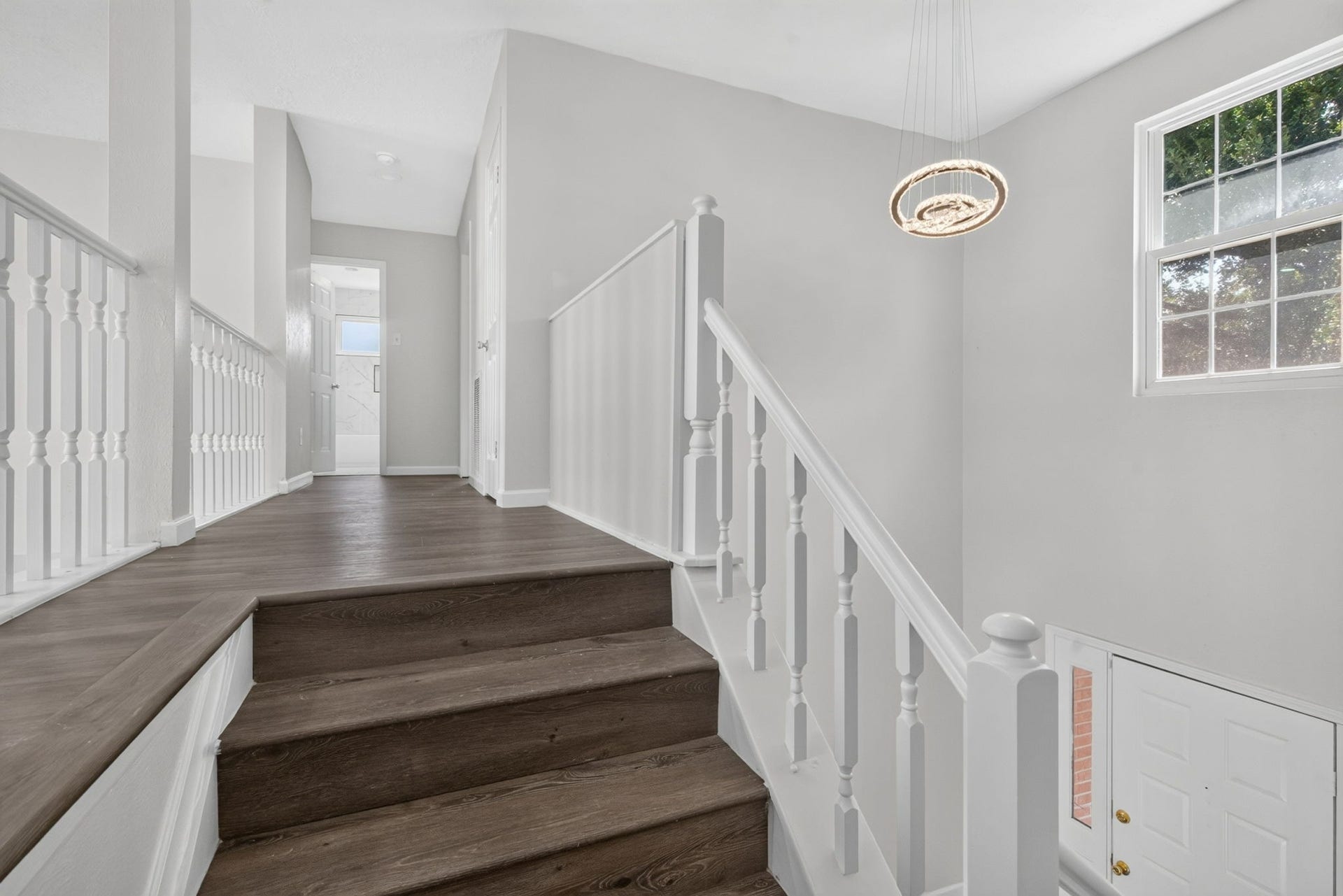 1123 Mayweather Lane, Richmond, TX 77406 An airy upper landing overlooks the main level, enhancing the homes bright, open feel while connecting the upstairs spaces.