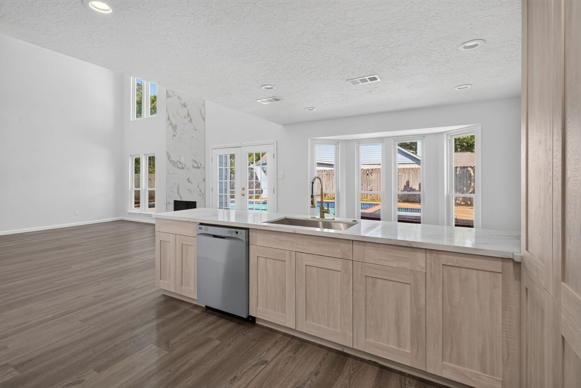 1123 Mayweather Lane, Richmond, TX 77406 Cook, gather, and entertain without missing a momentthe expansive peninsula keeps the kitchen seamlessly connected to the dramatic living space and backyard beyond.