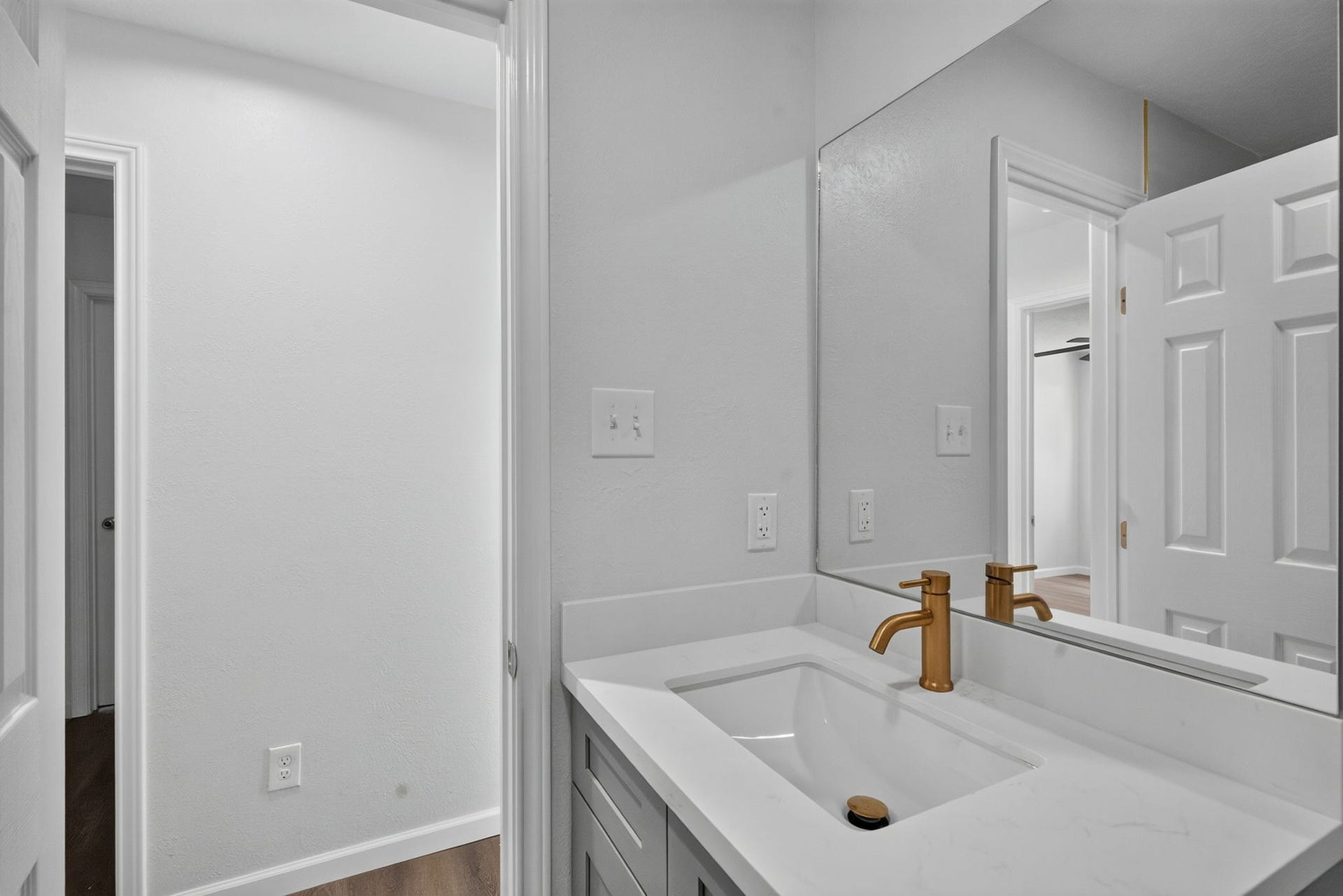 1123 Mayweather Lane, Richmond, TX 77406 Crisp finishes and sophisticated fixtures bring a fresh, modern touch to this thoughtfully updated bath.