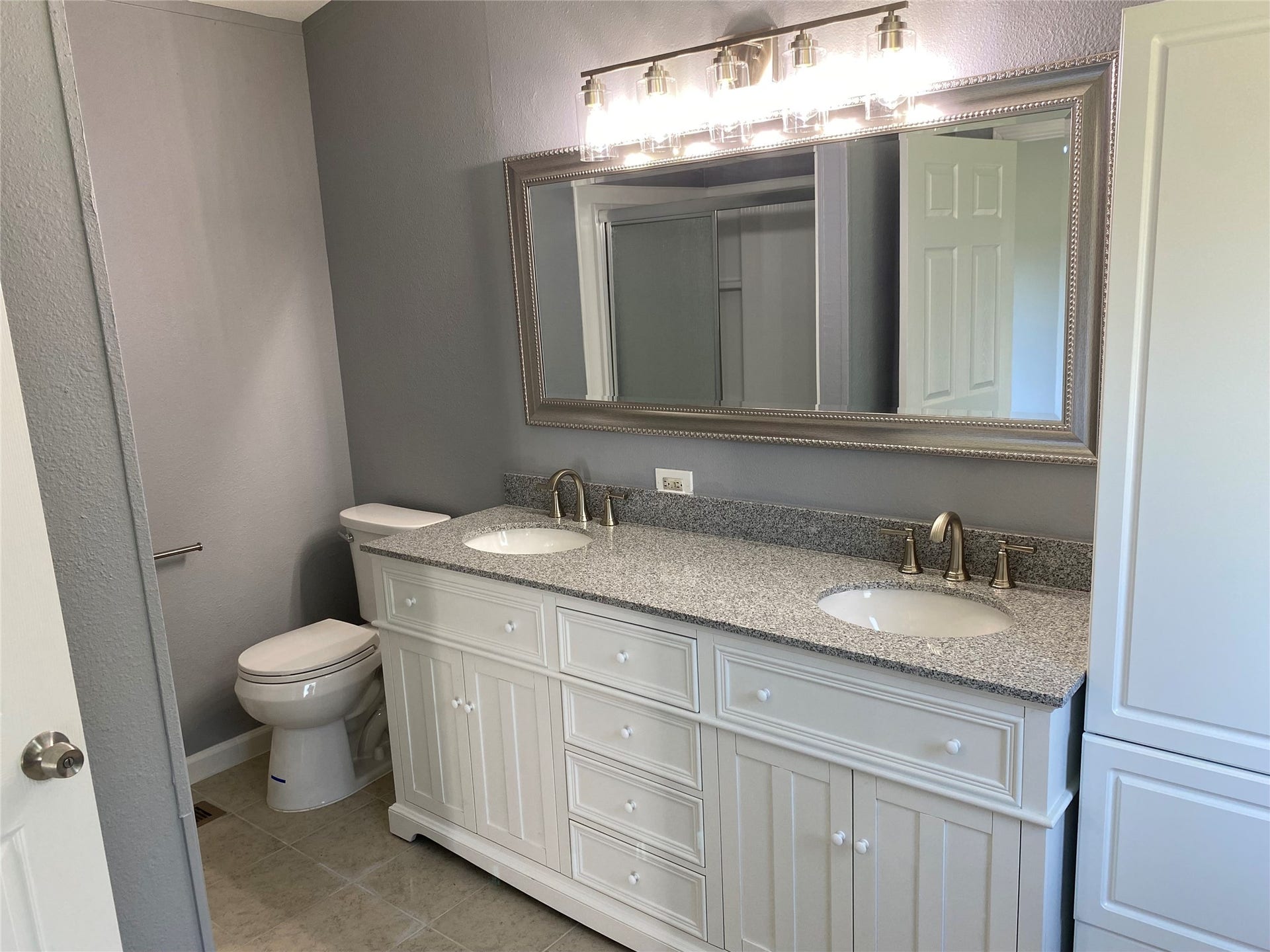 6115 S Highway 35, Alvin, TX 77511 primary bath