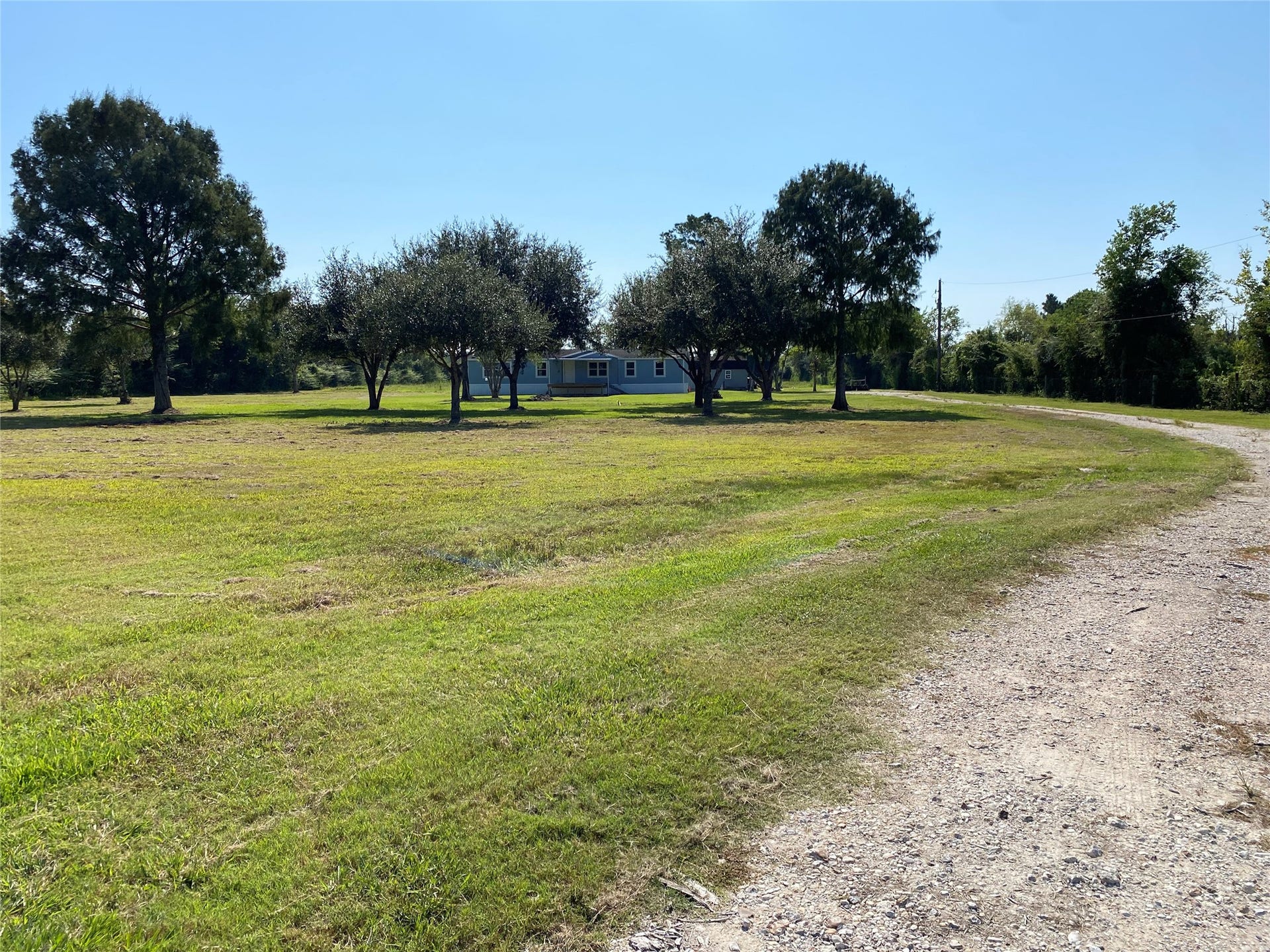 6115 S Highway 35, Alvin, TX 77511 Property entrance